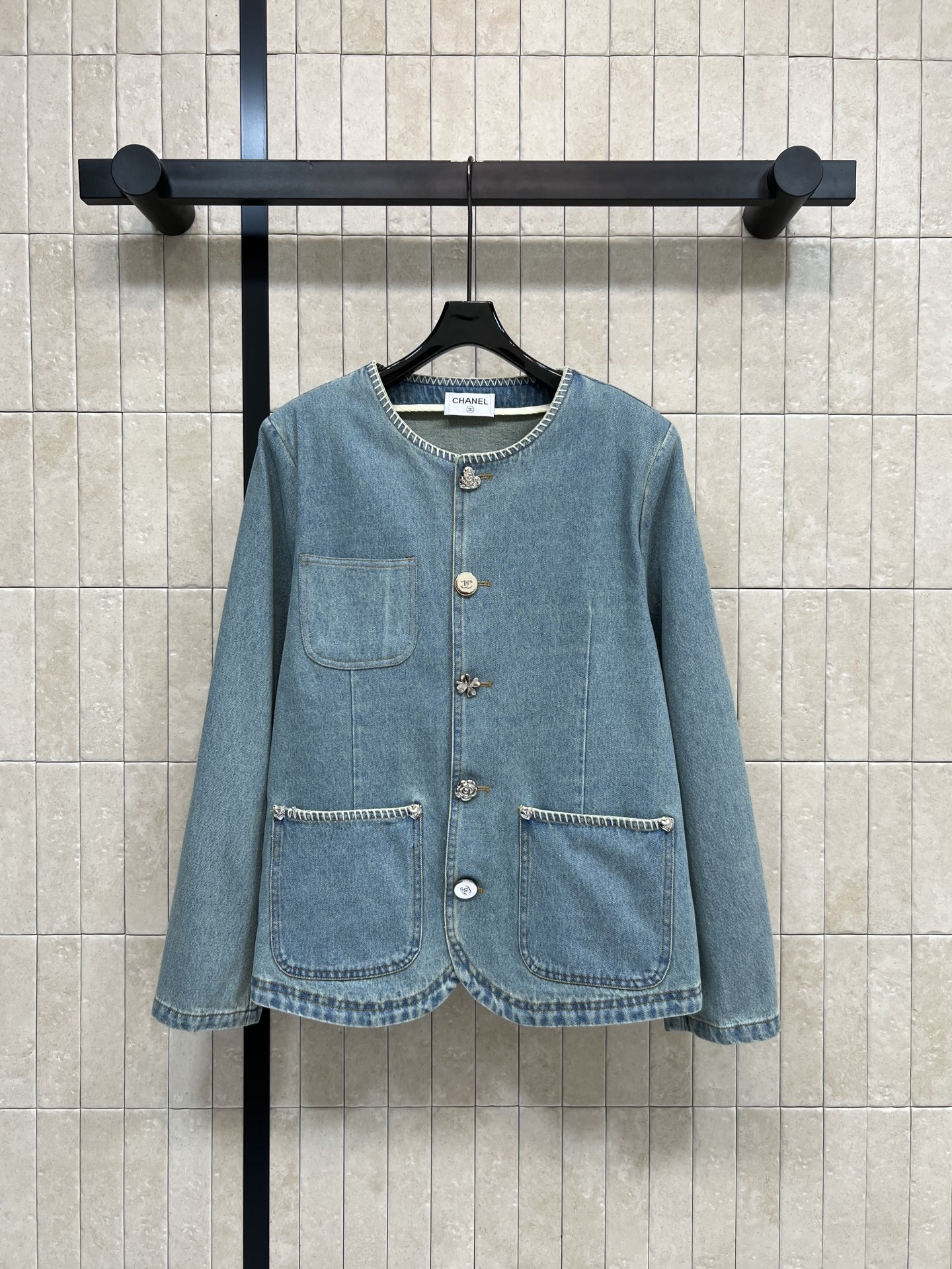 NO:751927,Xiaoxiangjia 26 spring and summer new style Xiaoxiang style denim jacket washed blue denim with retro texture and super texture!  Round neck + hand stitching, perfect details, flower metal buttons + curved hem, breaking the toughness of traditional denim and adding a feminine touch. Multi-pocket design is practical and beautiful. It can be worn in early spring and autumn, and it is OK for commuting and leisure!  Pair it with a white skirt or sweater. It has a fresh and sweet style that is easy to wear and full of high-end. One color and three sizes. Size/S-M-L,,chanel,skirts,jackets & coats,19860909小香家 26春夏新款 小香风牛仔外套水洗蓝色牛仔布 复古纹理超有质感！圆领+手工缝线 细节满分 花朵金属纽扣+弧形下摆 打破传统牛仔硬朗 增添柔美气息 多口袋设计实用又好看 早春秋季都能穿 通勤休闲都OK！搭配白裙或针织衫 清新甜美风轻松拿 高级感满满 一色三码 Size/S-M-L,,chanel,skirts,jackets & coats,,Women's clothing