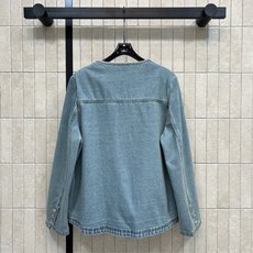 小香家 26春夏新款 小香风牛仔外套水洗蓝色牛仔布 复古纹理超有质感!圆领+手工缝线 细节满分 花朵金属 小香家 26春夏新款 小香风牛仔外套水洗蓝色牛仔布 复古纹理超有质感!圆领+手工缝线 细节满分 花朵金属