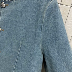 小香家 26春夏新款 小香风牛仔外套水洗蓝色牛仔布 复古纹理超有质感!圆领+手工缝线 细节满分 花朵金属 小香家 26春夏新款 小香风牛仔外套水洗蓝色牛仔布 复古纹理超有质感!圆领+手工缝线 细节满分 花朵金属