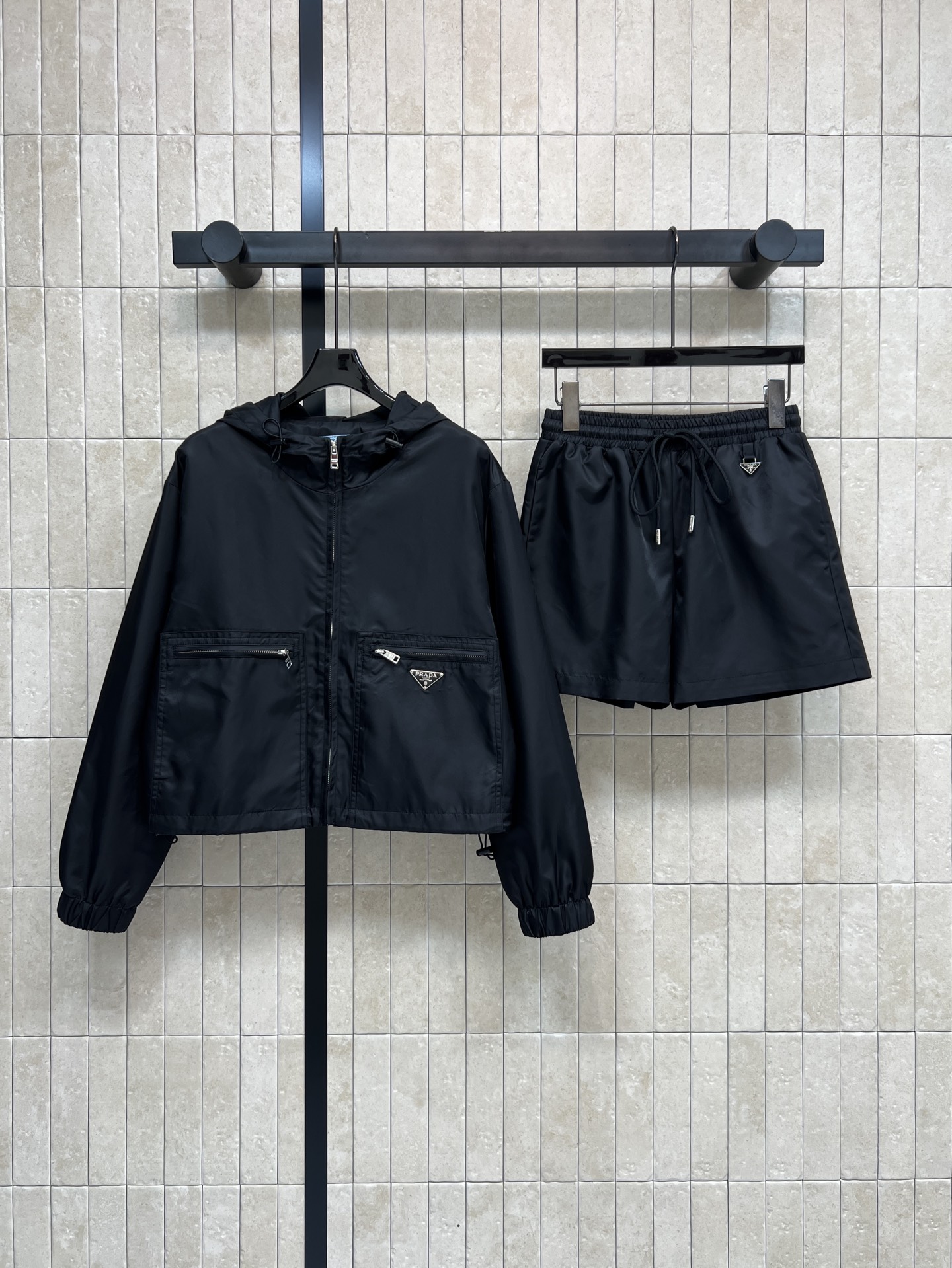 NO:751933,PD Home 26 new spring and summer style black hooded sports suit, hooded short jacket + elastic shorts, light nylon material, simple, practical and brand-like design, jacket hood + zipper pocket, shorts drawstring design, comfortable and easy to adjust, suitable for daily outings and outdoor activities, black and versatile, easy to match with sports shoes or casual shoes, easy to get fashionable and casual style in one color and three sizes Size/S-M-L,, dior, sneakers, shorts, jackets &  coats, hats,19860909PD家 26春夏新款 黑色连帽运动套装 连帽短款夹克+松紧短裤 轻薄尼龙材质 简约实用又有品牌感计 夹克连帽+拉链口袋 短裤抽绳设计 舒适又方便调节 日常出街、户外活动都很适合 黑色百搭 轻松搭配运动鞋或休闲鞋 轻松get时尚休闲风一色三码 Size/S-M-L,,dior,sneakers,shorts,jackets & coats,hats,,Women's clothing