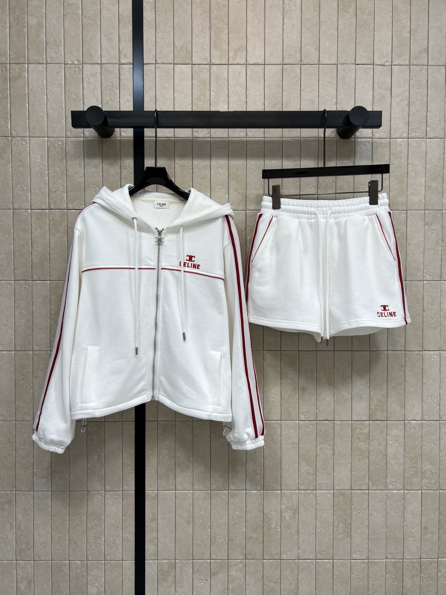 NO:751939,CE Home 26 new spring and summer striped sports suit, hooded zipper jacket + elastic waist shorts, simple and detailed!  Contrasting color stripe decoration + brand embroidery logo. The stripes on the side of the shorts echo the same. The overall look is super energetic. The fabric is soft and comfortable, suitable for daily leisure or light sports. The zipper & drawstring design is practical and fashionable. It is easy to wear with a high-end street feel!  ~Two colors and three sizes Size/S-M-L,,shorts,jackets & coats,hats,19860909CE家 26春夏新款 条纹运动套装 连帽拉链外套+松紧腰短裤 简约又有细节感！撞色条纹装饰+品牌刺绣标志 短裤侧边条纹呼应 整体超有活力汁 面料柔软舒适日常休闲或轻运动都OK 拉链&抽绳设计实用又时髦 轻松穿出高级街头感！~两色三码 Size/S-M-L,,shorts,jackets & coats,hats,,Women's clothing