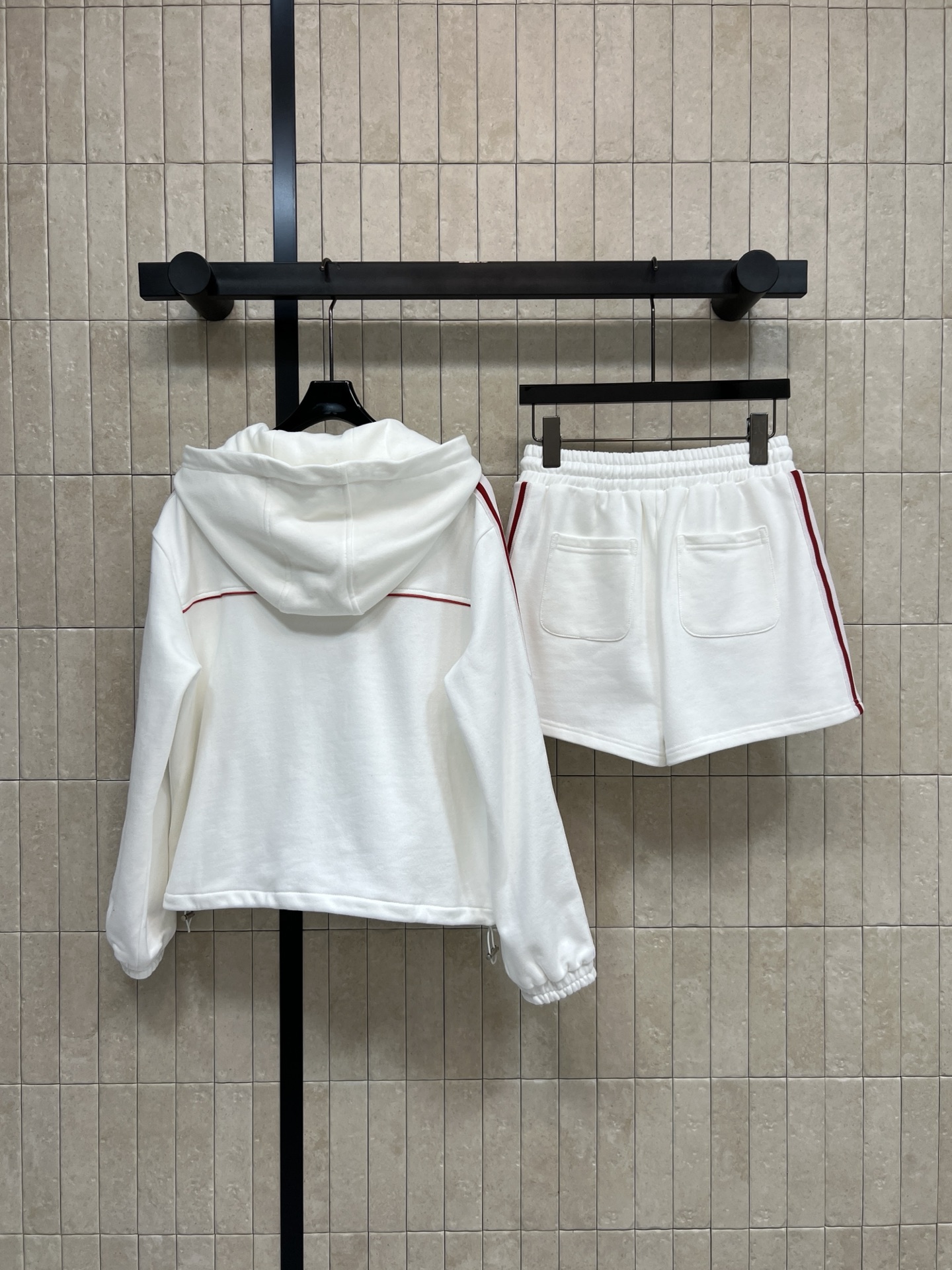 CE家 26春夏新款 条纹运动套装 连帽拉链外套+松紧腰短裤 简约又有细节感！撞色条纹装饰+品牌刺绣标志