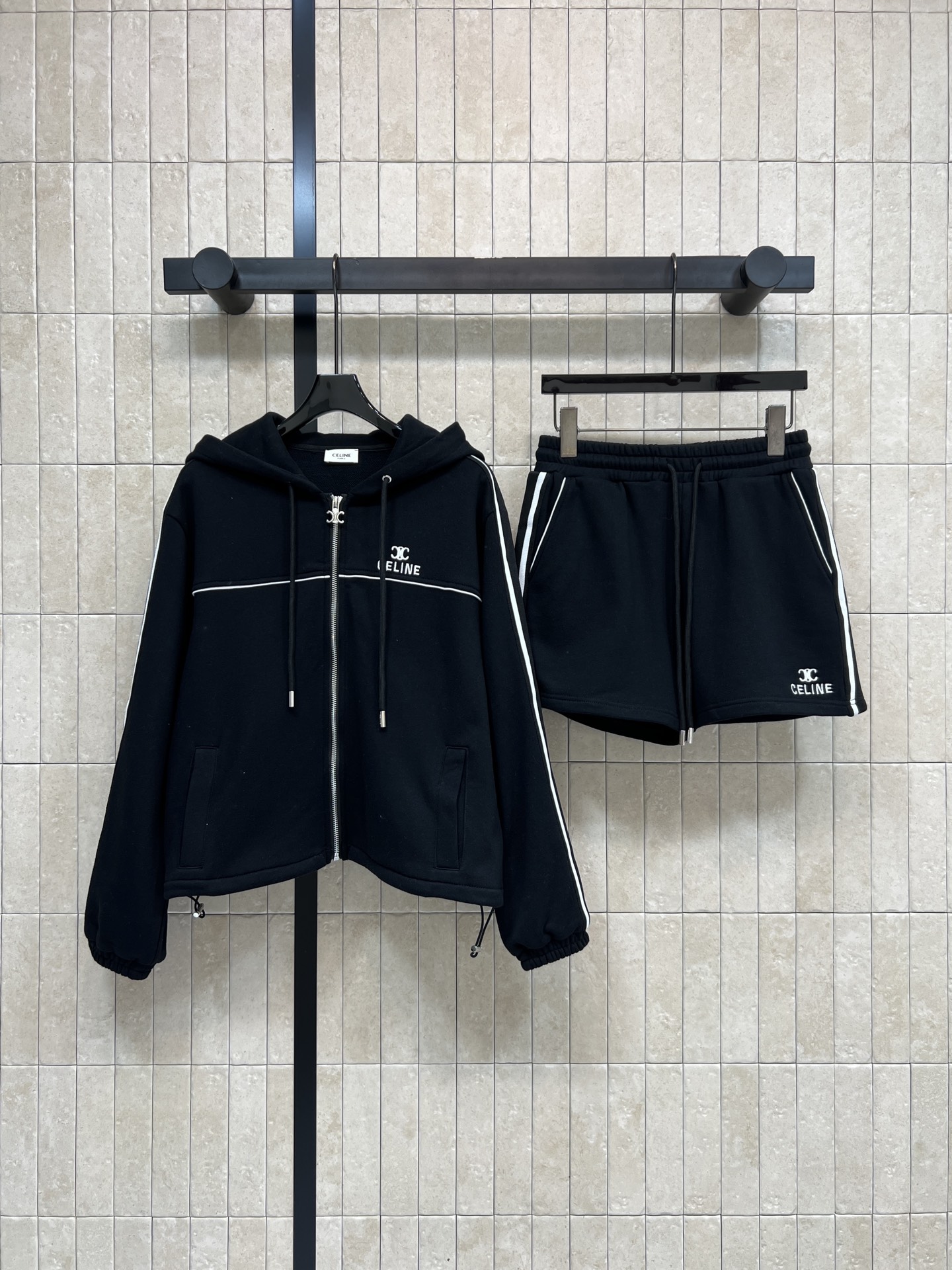 NO:751945,CE Home 26 new spring and summer striped sports suit, hooded zipper jacket + elastic waist shorts, simple and detailed!  Contrasting color stripe decoration + brand embroidery logo. The stripes on the side of the shorts echo the same. The overall look is super energetic. The fabric is soft and comfortable, suitable for daily leisure or light sports. The zipper & drawstring design is practical and fashionable. It is easy to wear with a high-end street feel!  ~Two colors and three sizes Size/S-M-L,,shorts,jackets & coats,hats,19860909CE家 26春夏新款 条纹运动套装 连帽拉链外套+松紧腰短裤 简约又有细节感！撞色条纹装饰+品牌刺绣标志 短裤侧边条纹呼应 整体超有活力汁 面料柔软舒适日常休闲或轻运动都OK 拉链&抽绳设计实用又时髦 轻松穿出高级街头感！~两色三码 Size/S-M-L,,shorts,jackets & coats,hats,,Women's clothing