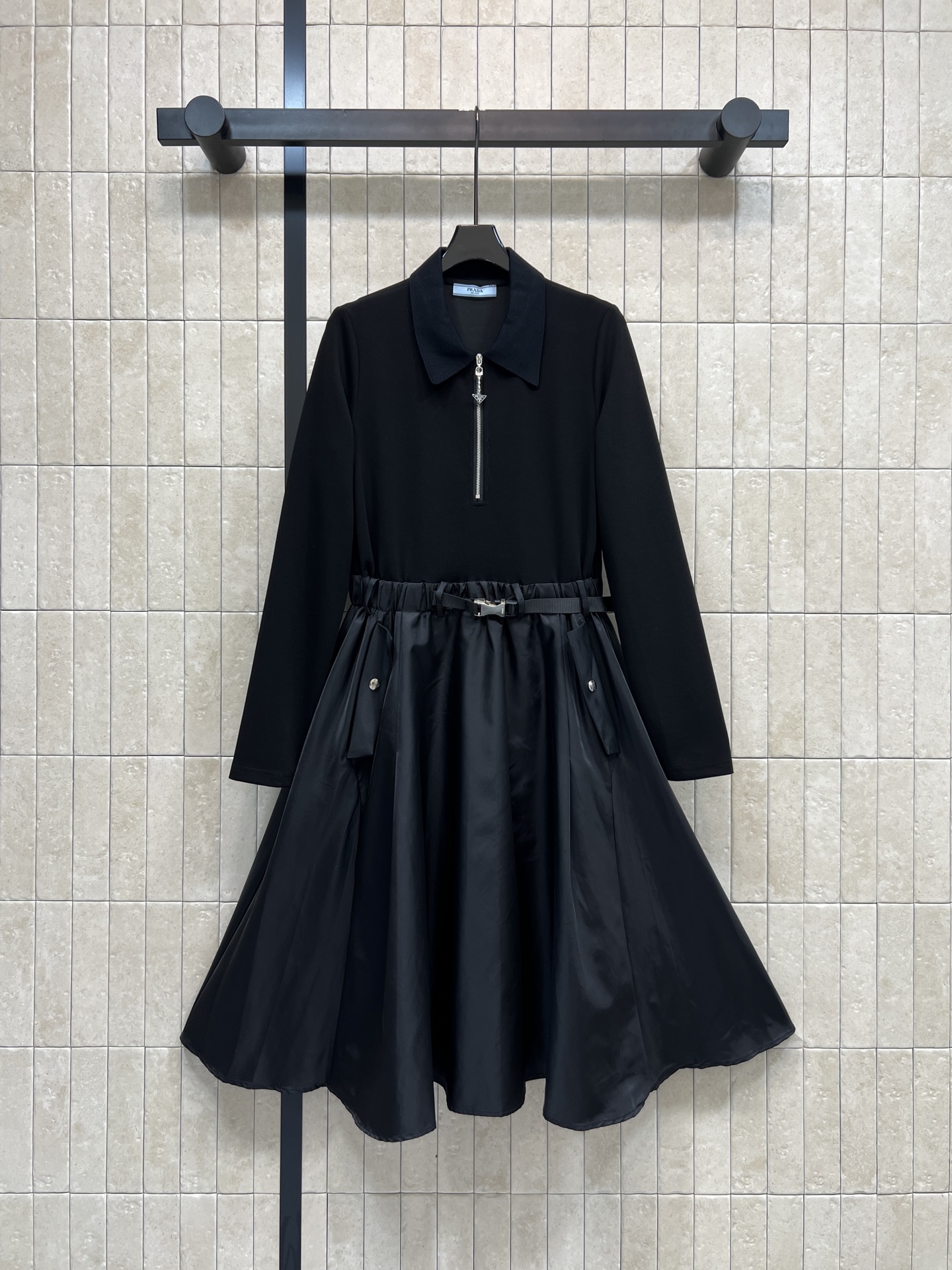 NO:751951,PD Home 26 Spring and Summer New Lapel Spliced ​​Dress Lapel + Zipper Design Simple and Detailed!  The spliced ​​nylon skirt has a slim waist and belt to show off your body curves. The A-line skirt is a plus. It can be worn for daily commuting and leisure. The black color is versatile and looks great with short boots or single shoes. Three sizes in one color. Size/S-M-L,, dior, boots, skirts,19860909PD家 26春夏新款 翻领拼接连衣裙 翻领+拉链设计 简约又有细节感！拼接尼龙裙摆 收腰+腰带显身材曲线超加分汁 A字裙摆 日常通勤、休闲都能穿 黑色百搭 配短靴或单鞋都很出彩~一色三码 Size/S-M-L,,dior,boots,skirts,,Women's clothing