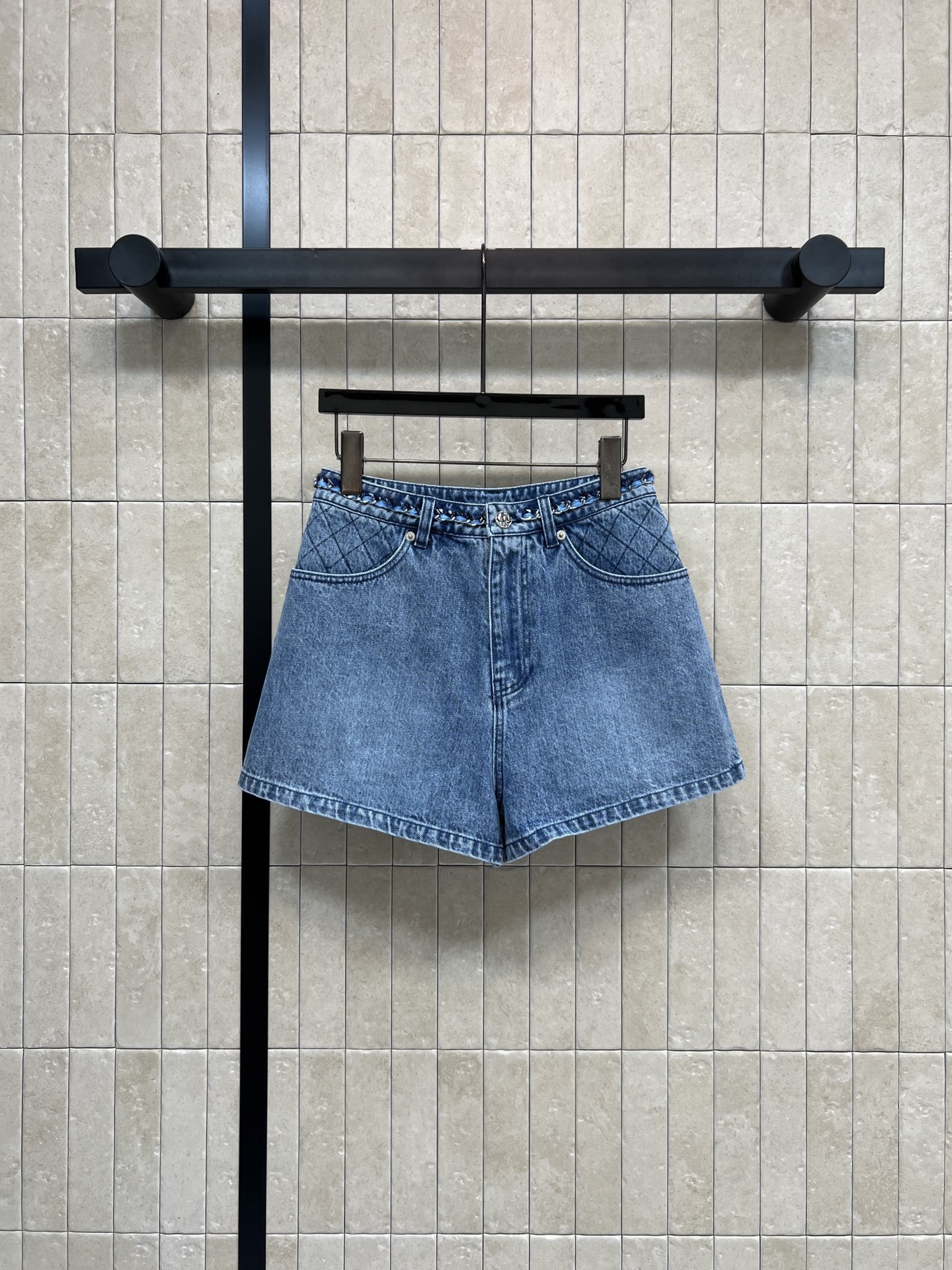 NO:751955,Xiaoxiangjia 26 spring and summer new style diamond denim shorts, diamond embroidered pocket embellishment, retro washed high waist denim shorts, soft and breathable, super comfortable to wear in summer!  The high-waisted A-line loose version makes you look slim and covers your body. It is friendly to pear-shaped figures. The retro washing process makes the texture more advanced. It looks great with T-shirts, shirts or short tops. It can be easily used for daily leisure and vacation. Three sizes in one color. Size/S-M-L,,chanel,shorts,shirts,tees,t-shirt,19860909小香家 26春夏新款 菱格纹牛仔短裤 菱格纹刺绣口袋点缀 复古水洗高腰牛仔短裤 柔软透气 夏天穿超舒服！高腰A字宽松版型 显瘦又遮肉 梨形身材友好 复古水洗工艺让质感更高级随便搭T恤、衬衫或短款上衣都很出彩 日常休闲、度假都能轻松驾驭 一色三码 Size/S-M-L,,chanel,shorts,shirts,tees，t-shirt,,Women's clothing