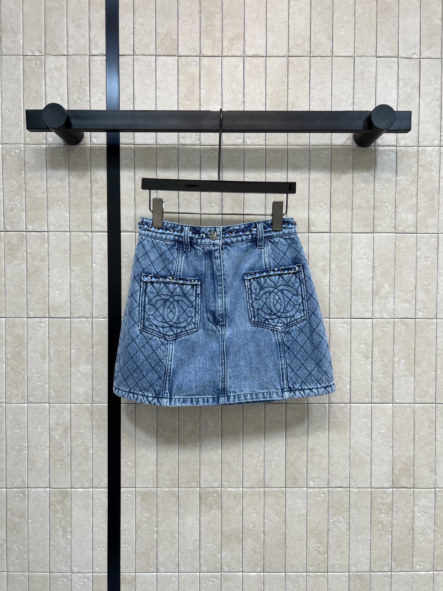 NO:751971,Xiaoxiangjia 26 spring and summer new style, diamond denim skirt, classic blue denim + diamond pattern, double pockets embroidered with double C logo, super exquisite details, A-line version, moderate length, can be easily used for daily or light luxury occasions. Denim is wear-resistant and comfortable. It goes well with shirts, knitted or small fragrant jackets. It is easy to switch between multiple styles. Fashionable and versatile!  ~One color and three sizes Size/S-M-L,,chanel,skirts,jackets & coats,shirts,19860909小香家 26春夏新款 菱格纹牛仔短裙经典蓝色牛仔布+菱格纹 双口袋绣双C标志 细节超精致 A字版型 长度适中 日常或轻奢场合都能轻松驾驭 牛仔布耐磨又舒适 搭配衬衫、针织或小香风外套都很出彩轻松切换多种风格 时髦又百搭！~一色三码 Size/S-M-L,,chanel,skirts,jackets & coats,shirts,,Women's clothing