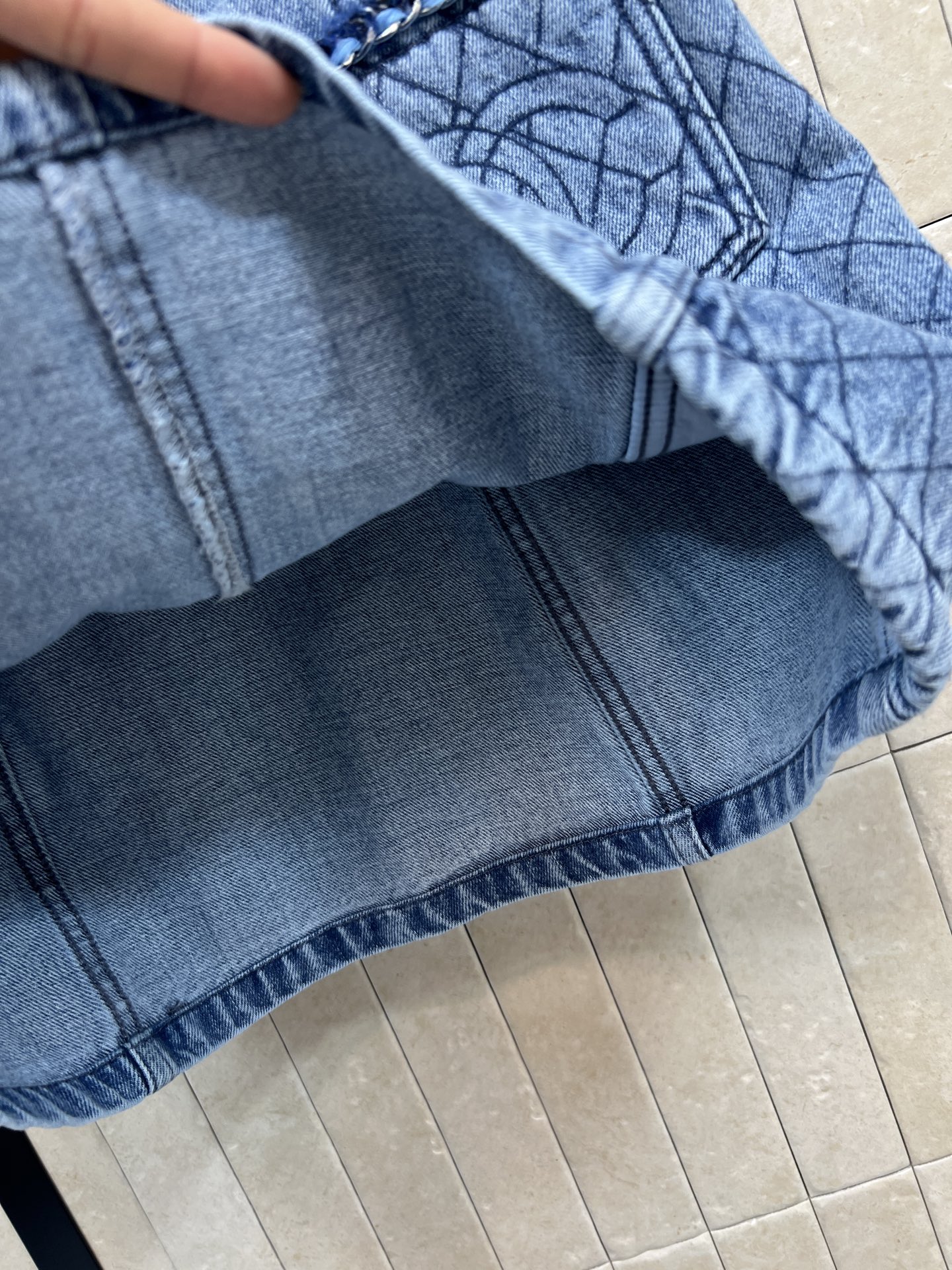 小香家 26春夏新款 菱格纹牛仔短裙经典蓝色牛仔布+菱格纹 双口袋绣双C标志 细节超精致 A字版型 长度