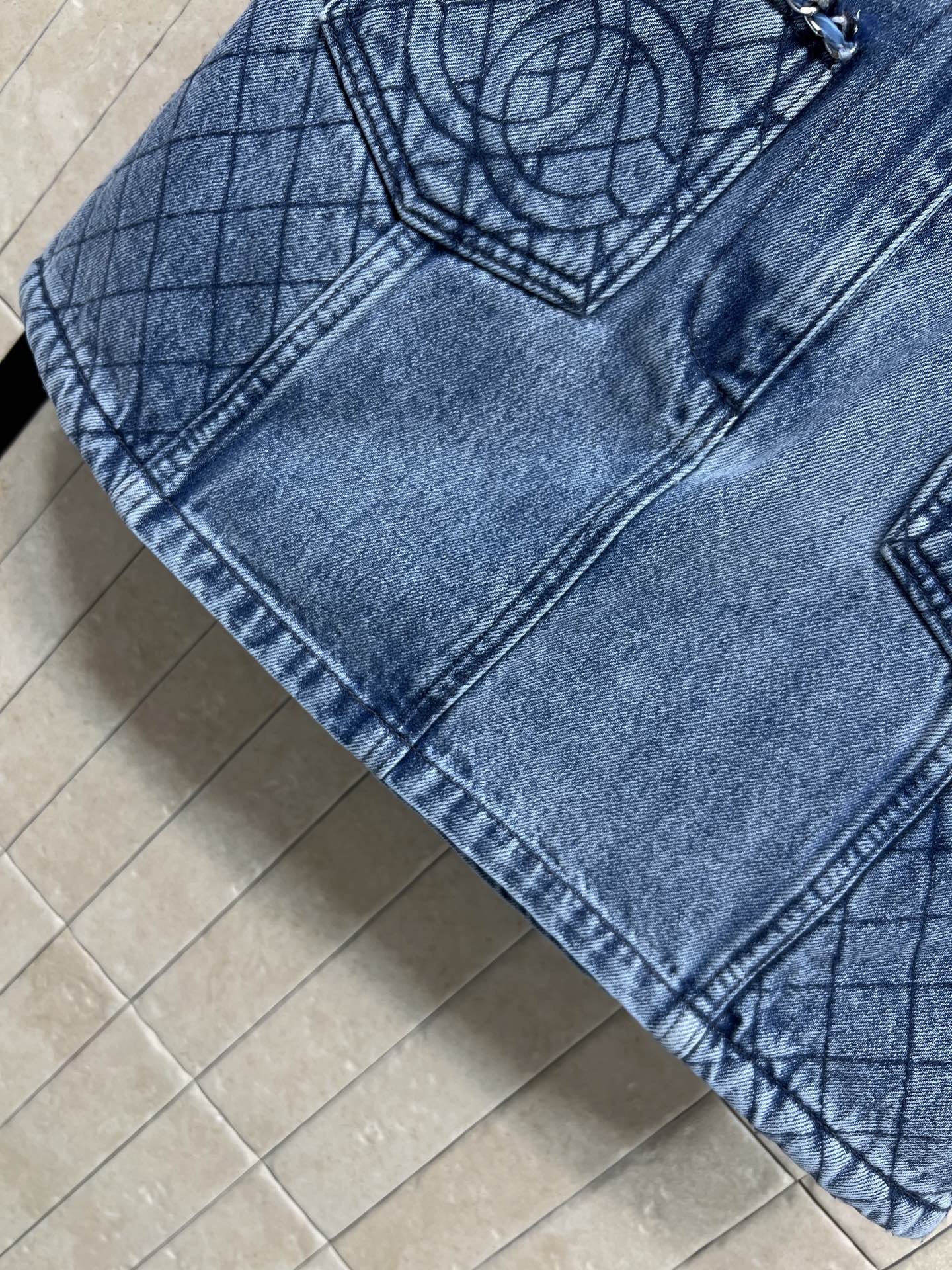 小香家 26春夏新款 菱格纹牛仔短裙经典蓝色牛仔布+菱格纹 双口袋绣双C标志 细节超精致 A字版型 长度