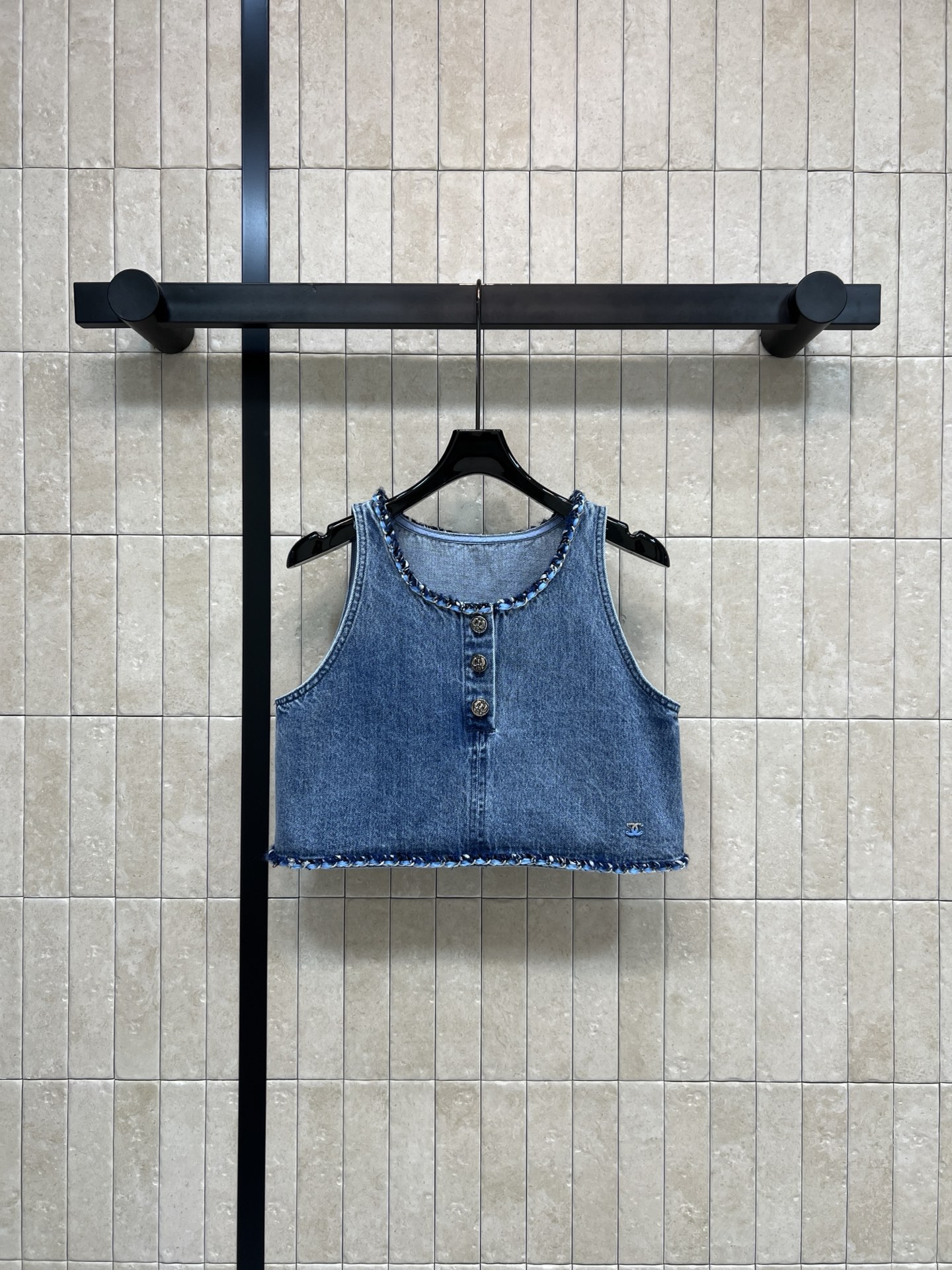 NO:751969,Xiaoxiangjia 26 spring and summer new denim vest, light blue washed denim + chain binding decoration, full of details, sleeveless short design, bow metal buttons on the front, easy to put on and take off and layered, cut to fit the body shape, great to wear alone or layered, can be easily used in daily life and vacation in spring and summer, fashionable and practical!  One color, three sizes Size/S-M-L,,chanel,19860909小香家 26春夏新款 牛仔背心 浅蓝水洗牛仔布+链条捆边装饰 细节满分 无袖短款设计 正面蝴蝶结金属纽扣 穿脱方便又有层次感 剪裁贴合身形 单穿或叠搭都很出彩 春夏日常、度假都能轻松驾驭 时髦又实用！一色三码 Size/S-M-L,,chanel,,Women's clothing