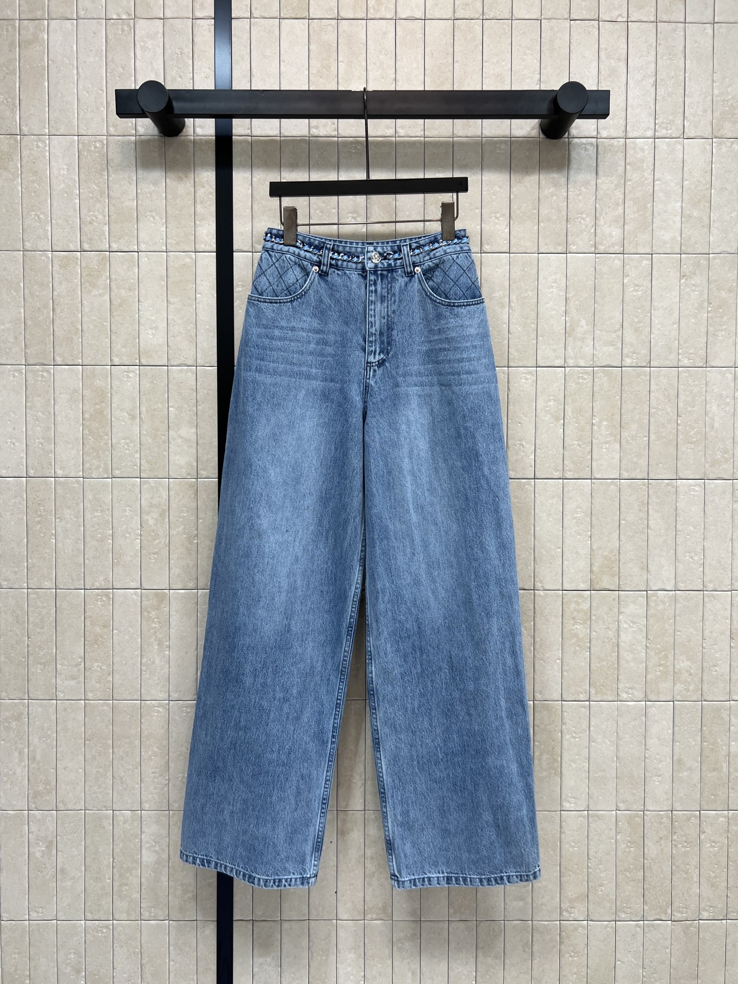 NO:751965,Xiaoxiangjia 26 new spring and summer style retro high-waisted wide-leg jeans, high-waisted wide-leg design, retro washed blue, loose straight fit, cropped pants length, super comfortable to wear in spring and summer!  The fabric is soft and skin-friendly and has good breathability. It is suitable for daily commuting and leisure. The high waist elongates the proportion of the legs, making you look slimmer and taller. Pear-shaped figure is friendly ~ match with short T or suspenders. Easily get lazy retro style. Three sizes in one color. Size/S-M-L,,chanel,jeans,19860909小香家 26春夏新款 复古高腰阔腿牛仔裤 高腰阔腿设计 复古水洗蓝色 宽松直筒版型 七分裤长 春夏穿超舒适！面料柔软亲肤 透气性好 日常通勤、休闲都OK汁 高腰拉长腿部比例 显瘦显高 梨形身材友好~搭配短T或吊带 轻松get慵懒复古风 一色三码 Size/S-M-L,,chanel,jeans,,Women's clothing