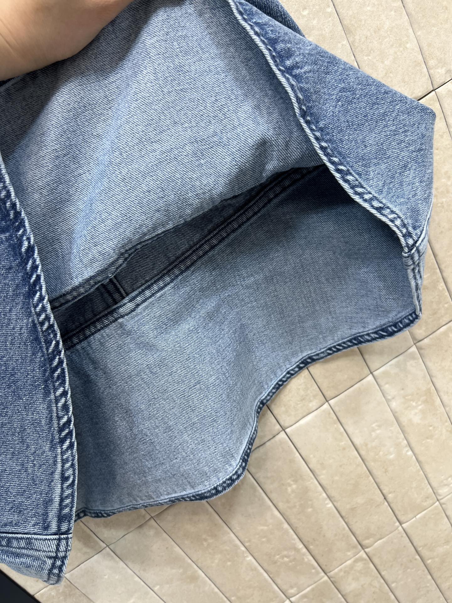 小香家 26春夏新款 刺绣口袋牛仔背心连衣裙 浅蓝色水洗面料 复古做旧感满满 无袖圆领设计 胸前拼接线+