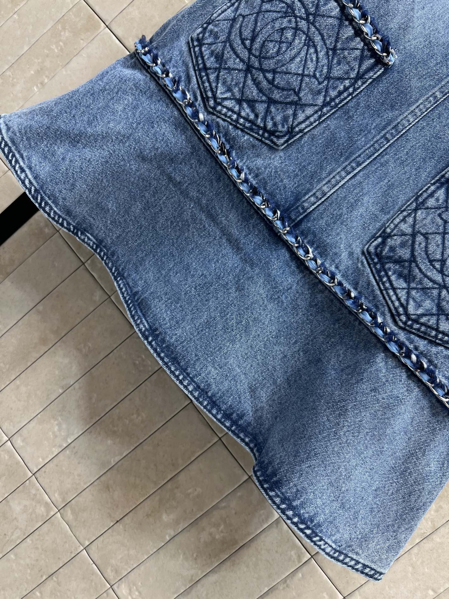 小香家 26春夏新款 刺绣口袋牛仔背心连衣裙 浅蓝色水洗面料 复古做旧感满满 无袖圆领设计 胸前拼接线+