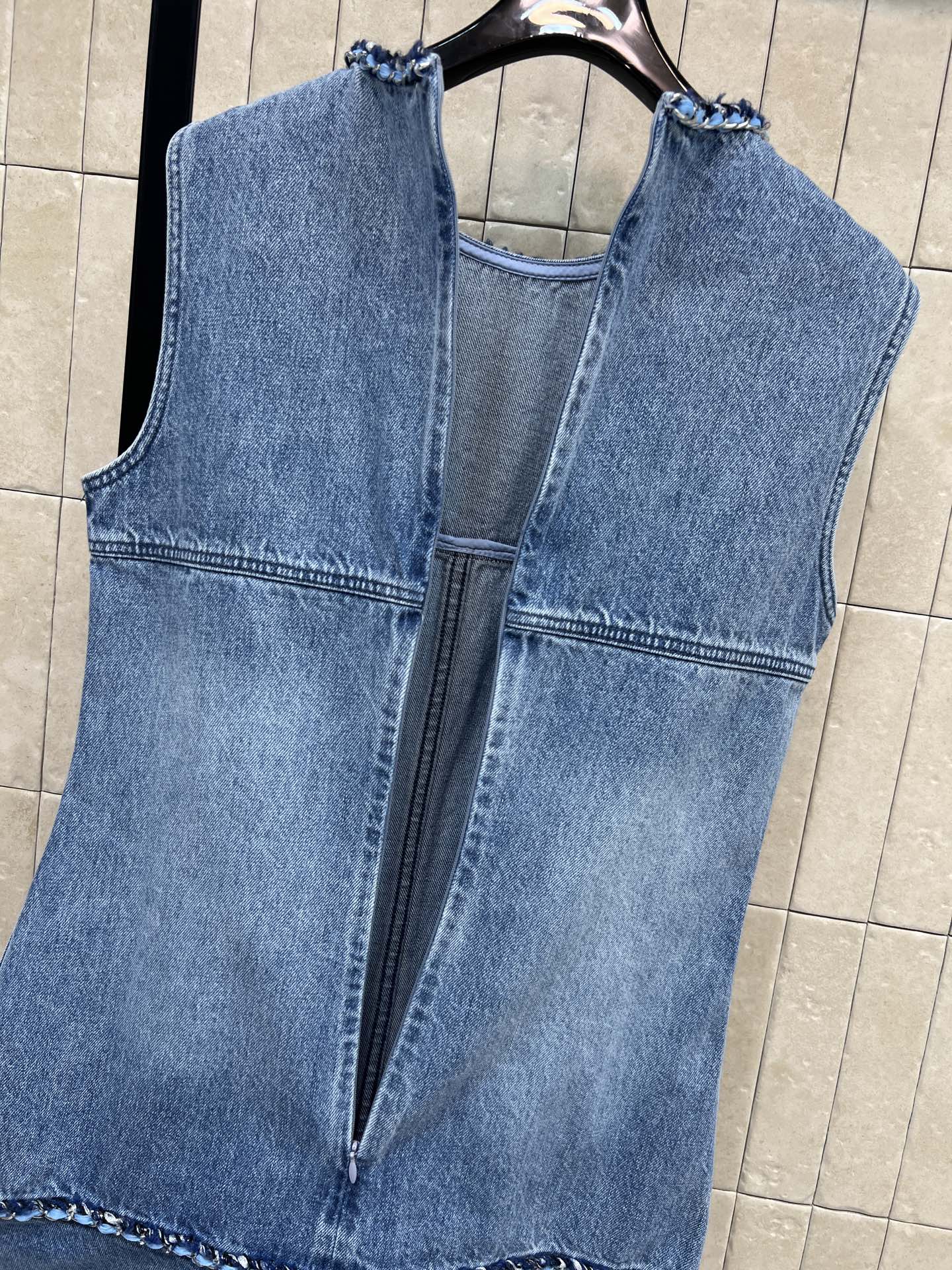 小香家 26春夏新款 刺绣口袋牛仔背心连衣裙 浅蓝色水洗面料 复古做旧感满满 无袖圆领设计 胸前拼接线+