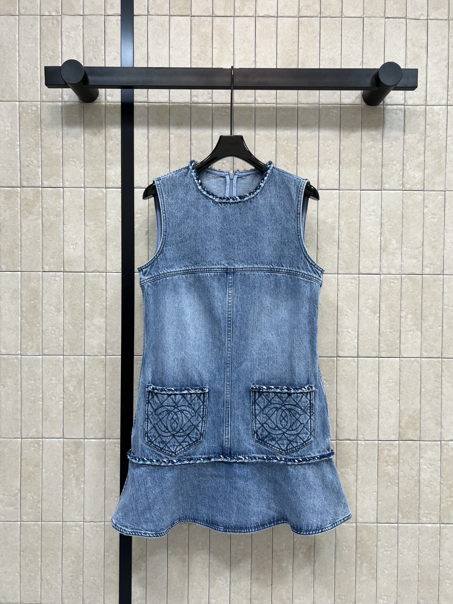 NO:751961,Xiaoxiangjia 26 spring and summer new style embroidered pocket denim vest dress, light blue washed fabric, full of retro and distressed feel, sleeveless round neck design, chest splicing line + ruffle skirt, full of layering, symmetrical pockets on both sides with geometric embroidery, super details!  It is suitable for daily casual and spring and summer wear alone or with shirts and knitted cardigans. It is very easy to create a gentle retro style ~ one color and three sizes. Size/S-M-L,,chanel,skirts,shirts,19860909小香家 26春夏新款 刺绣口袋牛仔背心连衣裙 浅蓝色水洗面料 复古做旧感满满 无袖圆领设计 胸前拼接线+荷叶边裙摆 层次感十足 两侧对称口袋配几何绣 细节超加分！日常休闲、春夏穿搭都很适合单穿或搭配衬衫、针织开衫都很出彩轻松打造温柔复古风~一色三码 Size/S-M-L,,chanel,skirts,shirts,,Women's clothing