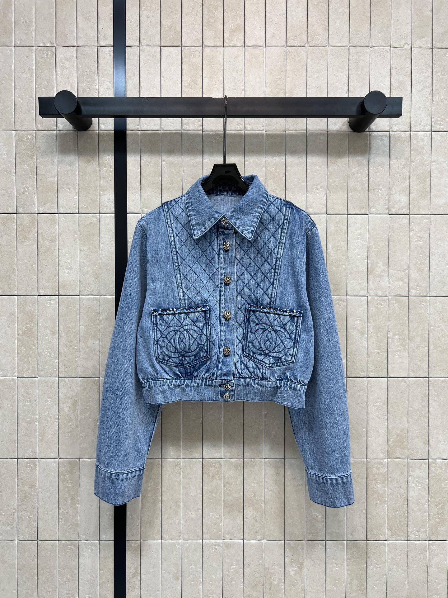 NO:751959,Xiaoxiangjia 26 new spring and summer style rhombus embroidered denim jacket, washed denim material, retro blue tone + unique embroidery texture, full of design, short cut, lapel + symmetrical pockets, bow metal button embellishment, practical and fashionable, can be easily managed in daily casual and street style, paired with high-waisted pants or skirts, the proportions are awesome!  Easily switch between multiple styles, fashionable and versatile!  Three sizes in one color Size/S-M-L,,chanel,skirts,jackets & coats,19860909小香家 26春夏新款 菱格刺绣牛仔外套 水洗牛仔布材质 复古蓝色调+独特刺绣纹理 设计感满满 短款剪裁 翻领+对称口袋 蝴蝶结金属纽扣点缀 实用又时髦 日常休闲、街头风都能轻松驾驭 搭配高腰裤或裙装 比例超赞！轻松切换多种风格 时髦又百搭！一色三码 Size/S-M-L,,chanel,skirts,jackets & coats,,Women's clothing