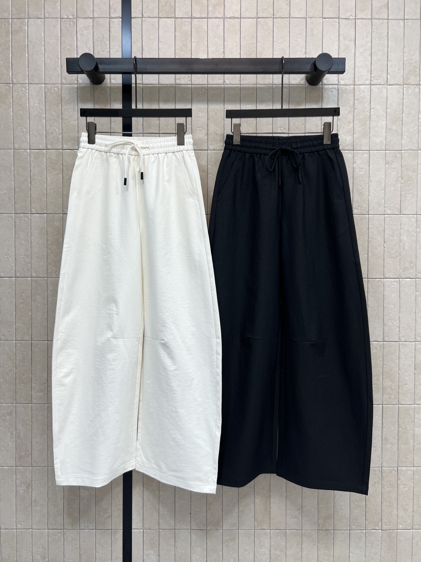 NO:752546,26 new spring/summer high-waisted scimitar wide-leg pants. Light and breathable fabric. Super comfortable to wear in summer!  The high waist + drawstring design makes the legs longer and modifies the waistline. It is friendly to the pear-shaped figure. The scimitar cut makes the pants loose and smooth. It has a sense of elegance when walking. The white is refreshing and versatile. It goes well with any T-shirt or shirt. The nine-point length does not drag the floor. It can be easily managed by small people. It is OK for commuting, vacation and daily life! Two colors and three sizes. Size/S-M-L, shirts, tees, t-shirt,1986090926春夏新款 高腰弯刀阔腿裤 轻薄透气面料 夏天穿超舒服！高腰+抽绳设计 显腿长又修饰腰线 梨形身材友好 弯刀剪裁让裤型宽松垂顺 走路自带飘逸感 白色清爽百搭 随便配T恤或衬衫都很出彩~九分长度不拖地 小个子也能轻松驾驭 通勤、度假、日常都OK!两色三码 Size/S-M-L,,shirts,tees，t-shirt,,Women's clothing
