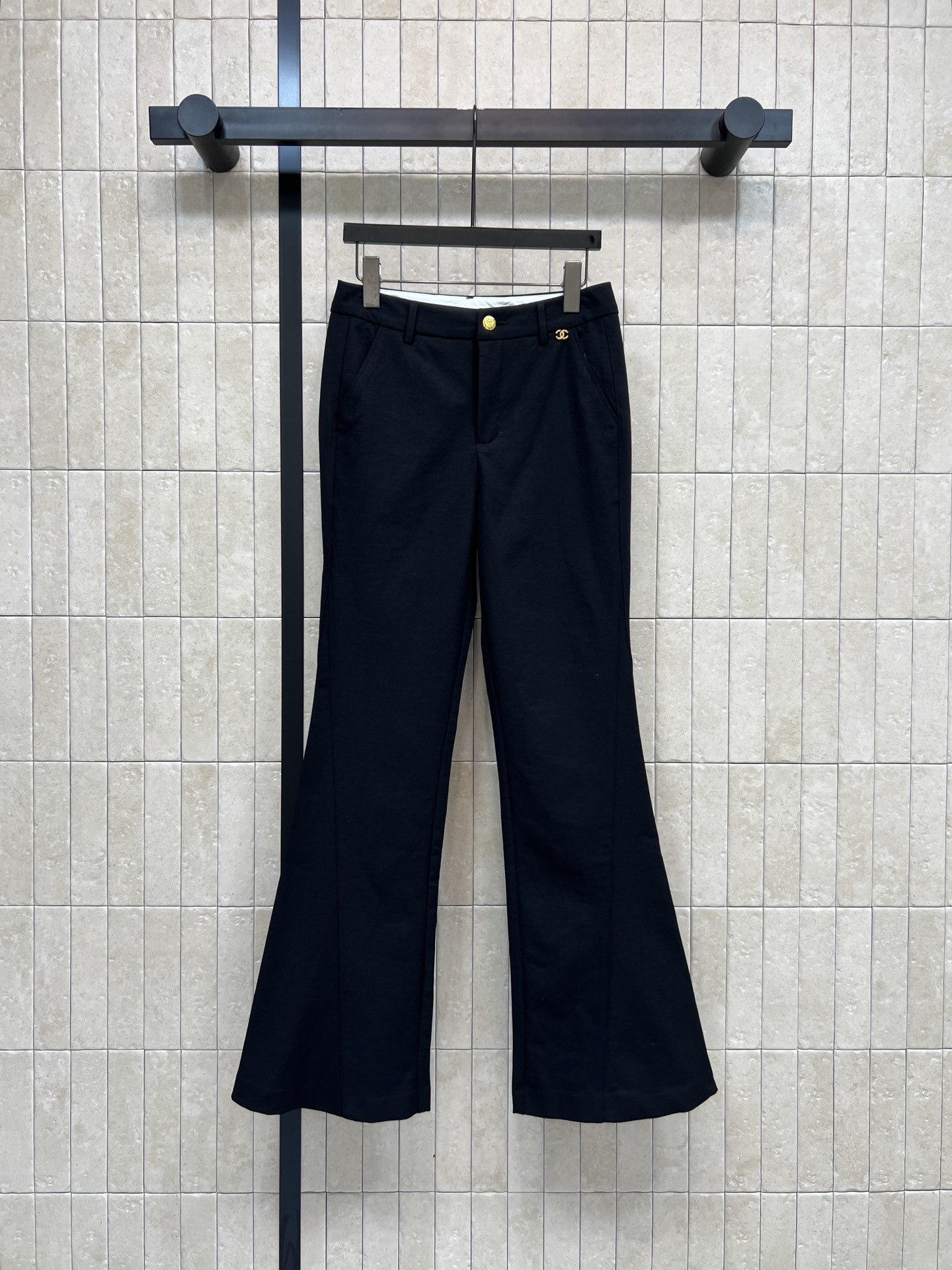 NO:752541,Xiaoxiangjia 26 spring and summer new style black slightly flared suit trousers, high waist design, drapey fabric, super long legs, slightly flared trouser legs to modify the leg shape, pear-shaped body friendly!  Metal buttons + simple tailoring can be easily used in daily commuting. The black color is versatile and can be worn with shirts, sweaters, and coats. It is easy to switch between multiple styles. The fabric is wrinkle-resistant and comfortable and does not deform easily after being worn for a long time. It is a fashionable must-have item!  One color and three sizes Size/S-M-L,,chanel,sweaters,shirts,business suit,19860909小香家 26春夏新款 黑色微喇西装裤 高腰设计 垂坠感面料超显腿长 微喇裤脚修饰腿型 梨形身材友好！金属纽扣+简约剪裁 通勤日常都能轻松驾驭 黑色百搭 配衬衫、毛衣、大衣都OK 轻松切换多种风格 面料抗皱舒适 久穿也不易变形 时髦精必备单品！一色三码 Size/S-M-L,,chanel,sweaters,shirts,business suit,,Women's clothing