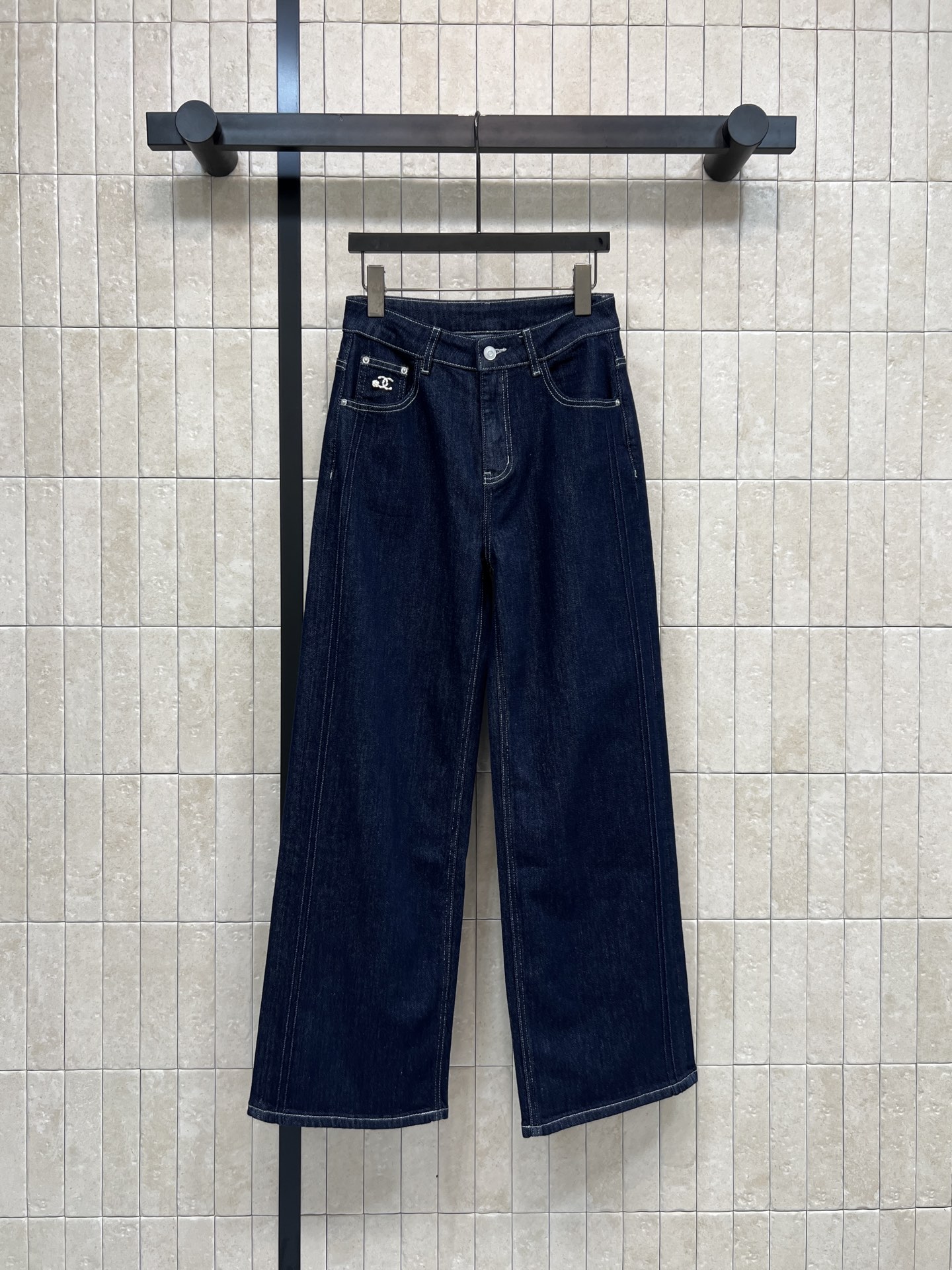 NO:752537,Xiaoxiangjia 26 new spring and summer style dark blue high-waisted wide-leg jeans, retro-style design, classic denim material, wear-resistant and comfortable, high-waist + wide-leg tailoring, slimming and covering the crotch, pear-shaped figure friendly, great leg modification, dark blue and versatile, can be easily used for commuting, leisure, and dating. Embroidered details on the back pocket enhance the texture. The trousers are slightly mopped to the floor, full of retro atmosphere!  It looks great with shirts, knitted vests or T-shirts. It is a must-have and practical wardrobe item. One color and five sizes. 29-27-28-29-30,,chanel,jeans,shirts,tees,t-shirt,19860909小香家 26春夏新款 深蓝色高腰阔腿牛仔裤 复古风设计 经典牛仔布材质 耐磨又舒适 高腰+阔腿剪裁 显瘦遮胯 梨形身材友好 修饰腿型超赞 深蓝色百搭 通勤、休闲、约会都能轻松驾驭 后袋刺绣细节 提升质感 裤脚微拖地 复古氛围感拉满！搭配衬衫、针织背心或T恤都很出彩 是衣橱必备实用单品一色五码 29-27-28-29-30,,chanel,jeans,shirts,tees，t-shirt,,Women's clothing