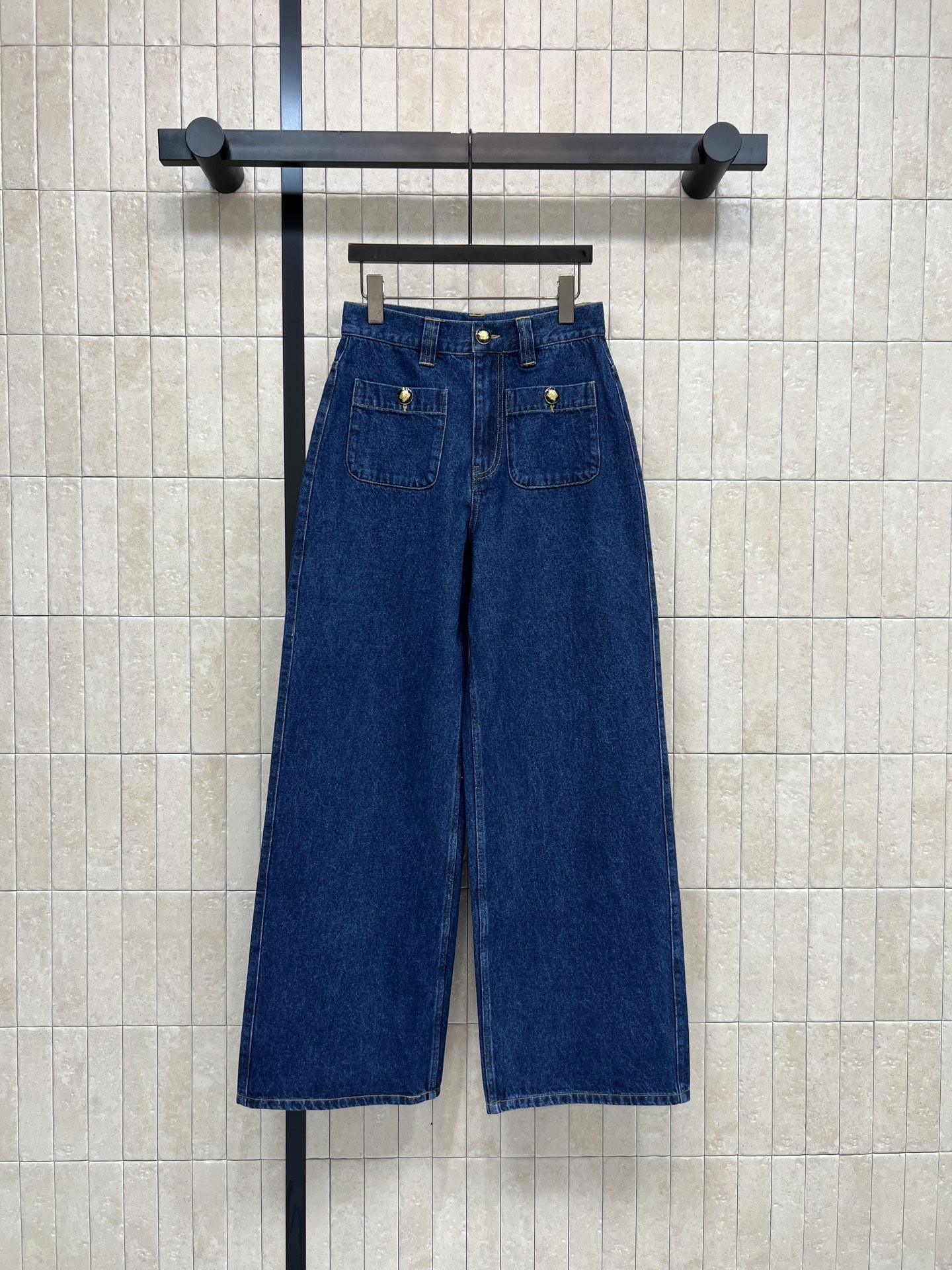 NO:752533,26 spring and summer new style French retro high-waisted wide-leg jeans, dark blue cotton fabric, slightly elastic and anti-wrinkle, super comfortable to wear!  High waist + loose straight design makes you look slimmer and taller. It modifies your leg shape and is a bonus. Gold buttons and double pocket details are practical and design-friendly. It can be easily used for commuting and leisure. Washed with fermentation. The craftsmanship brings natural color. Full marks for texture!  Pair it with a knitted sweater or shirt to easily get a lazy and elegant French style~ Three sizes in one color Size/S-M-L,,jeans,shirts,1986090926春夏新款 法式复古高腰阔腿牛仔裤 深蓝纯棉面料 微弹抗皱 穿着超舒适！高腰+宽松直筒设计 显瘦显高 修饰腿型超加分计 金色纽扣和双口袋细节 实用又有设计感 通勤休闲都能轻松驾驭 酵磨水洗 工艺带来自然色落 质感满分！搭配针织衫或衬衫 轻松get慵懒优雅法式风~ 一色三码 Size/S-M-L,,jeans,shirts,,Women's clothing