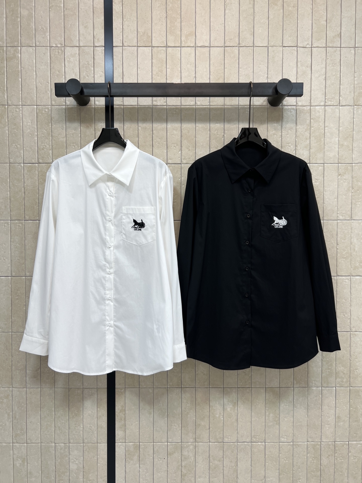 NO:752527,CE Home 26 new spring and summer style pony embroidered long-sleeved shirt, simple design + pony embroidery on the chest, full of details!  The cotton fabric is soft and breathable. It is super comfortable to wear in spring and autumn ~ loose fit. It can be worn alone or layered. It can be easily switched between commuting, casual and college styles. Lapel + single pocket. Versatile in black and white. It looks great with jeans and wide-leg pants!  Two colors and three sizes Size/S-M-L,,jeans,shirts,19860909CE家 26春夏新款 小马刺绣长袖衬衫 简约设计+胸前小马刺绣 细节感满满！棉质面料柔软透气 春秋穿超舒服~宽松版型 单穿or叠搭都OK 通勤、休闲、学院风轻松切换计 翻领+单口袋 黑白两色百搭 配牛仔裤、阔腿裤都超有范儿！两色三码 Size/S-M-L,,jeans,shirts,,Women's clothing