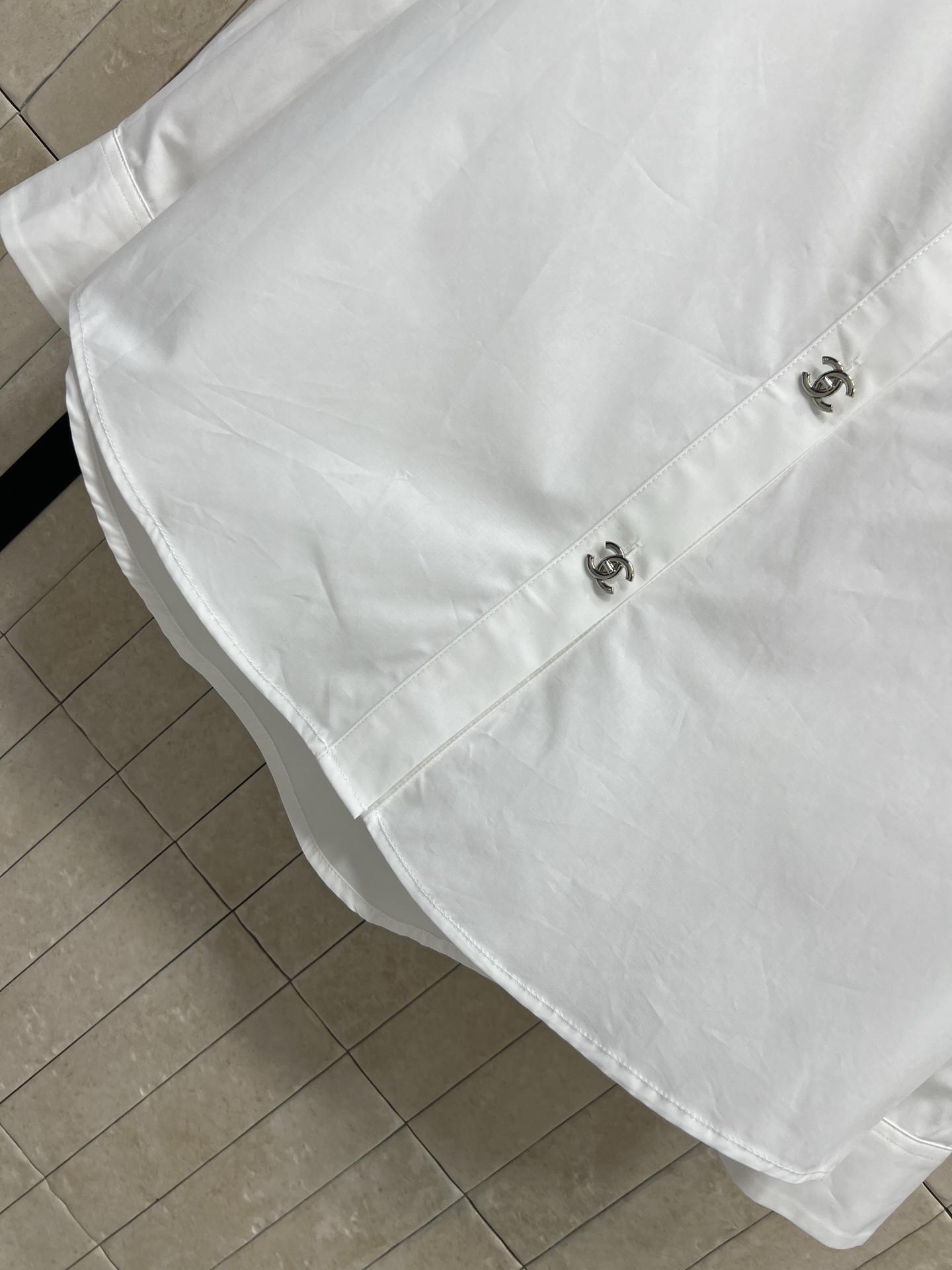 小香家 26春夏新款 logo刺绣白衬衫 采用纯棉面料 柔软亲肤 春秋季节穿着超舒适 经典翻领+双C刺绣