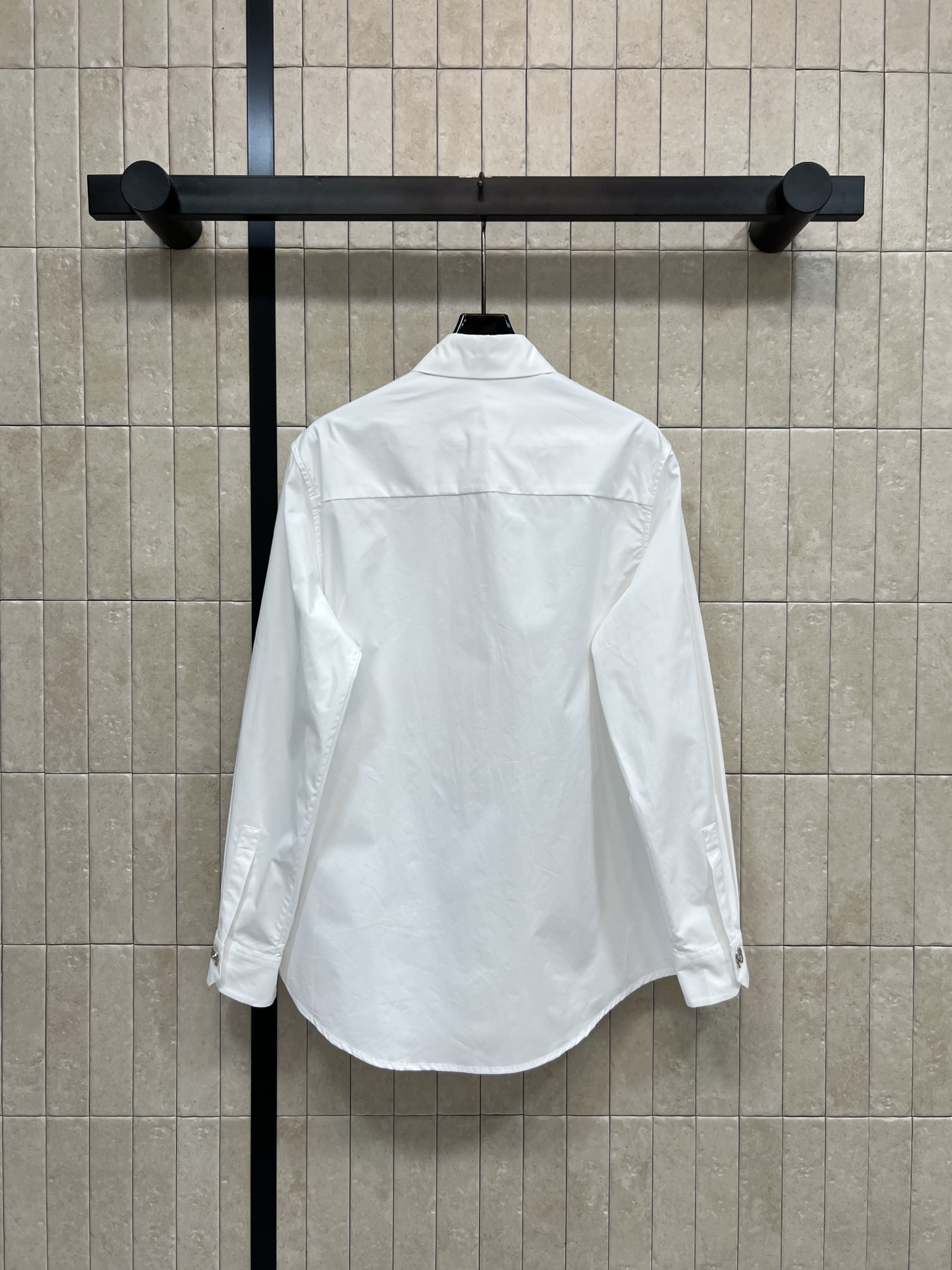 小香家 26春夏新款 logo刺绣白衬衫 采用纯棉面料 柔软亲肤 春秋季节穿着超舒适 经典翻领+双C刺绣
