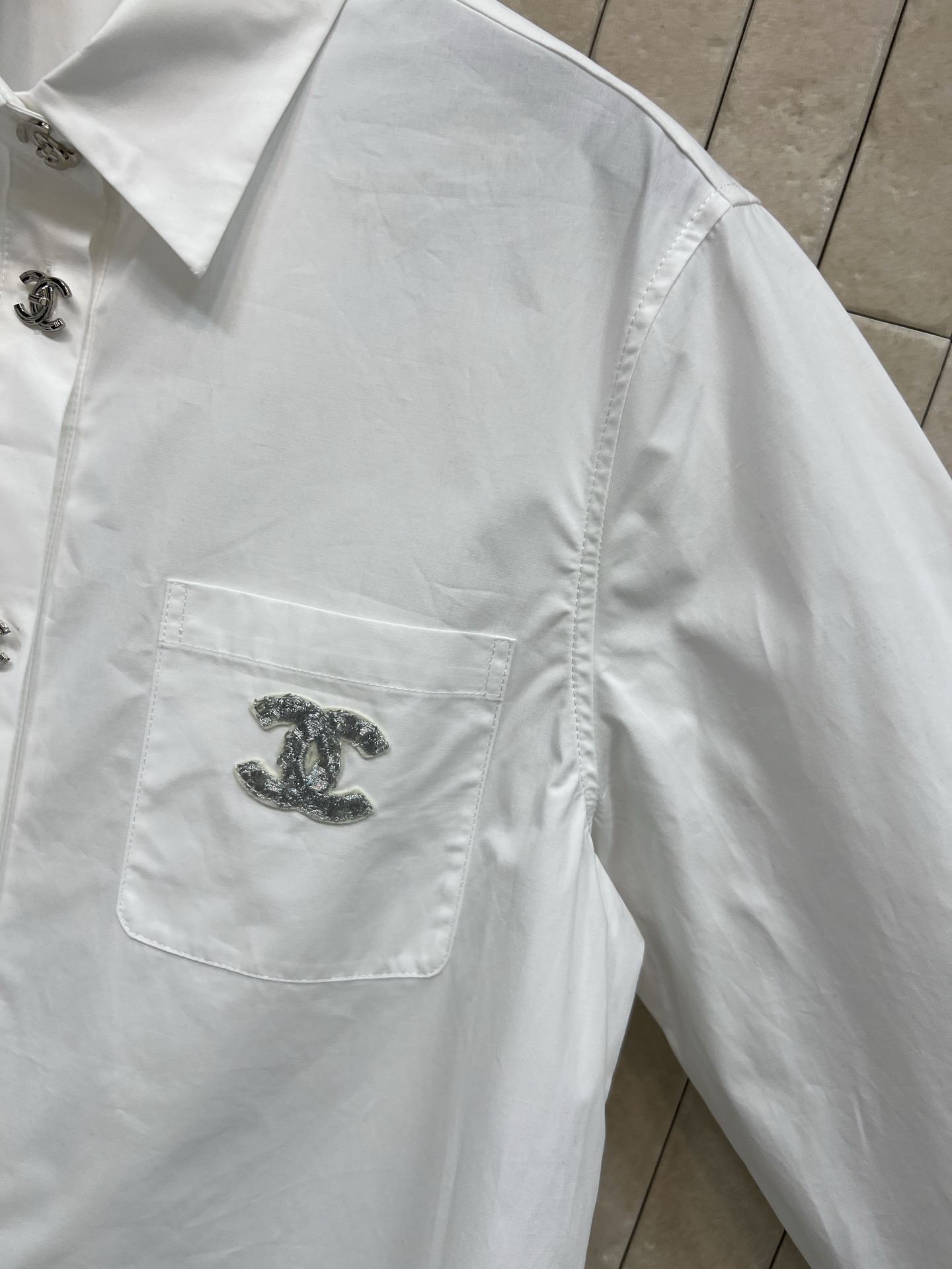 小香家 26春夏新款 logo刺绣白衬衫 采用纯棉面料 柔软亲肤 春秋季节穿着超舒适 经典翻领+双C刺绣