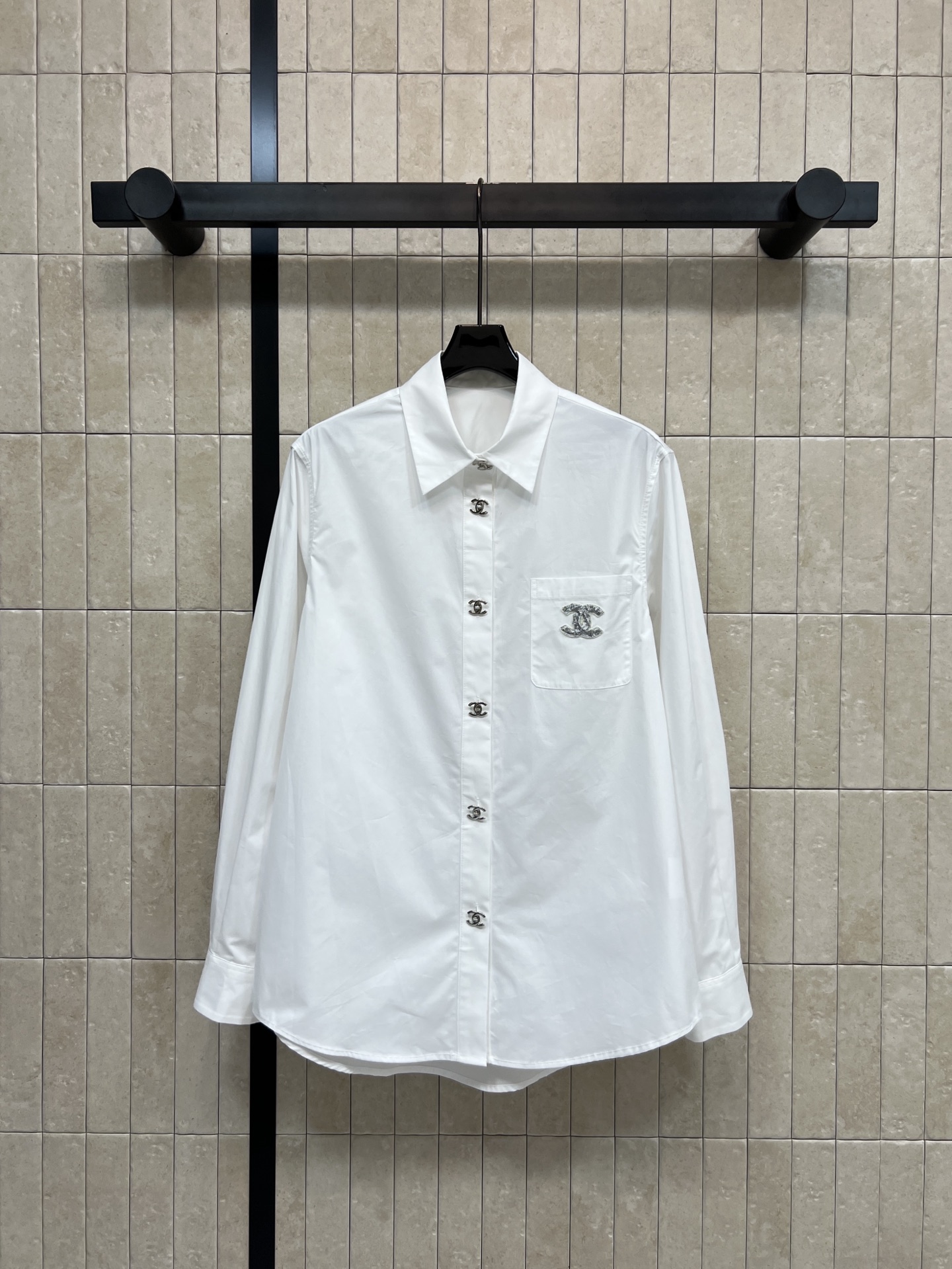 NO:752521,Xiaoxiangjia 26 new spring and summer logo embroidered white shirt. Made of pure cotton fabric. Soft and skin-friendly. Super comfortable to wear in spring and autumn. Classic lapel + double C embroidery. Low-key and recognizable. Loose fit. It is OK to wear alone or layered. It can be easily used for commuting, daily life and light formal occasions. Customized double C button decoration. Improved texture. Overall simple and elegant. Practical and fashionable~three sizes in one color. Size/S-M-L,,chanel,shirts,19860909小香家 26春夏新款 logo刺绣白衬衫 采用纯棉面料 柔软亲肤 春秋季节穿着超舒适 经典翻领+双C刺绣 低调又有辨识度汁 宽松版型 单穿或叠搭都很OK 通勤、日常、轻正式场合都能轻松驾驭 定制双C 纽扣装饰 质感提升 整体简约优雅 实用又时髦~一色三码 Size/S-M-L,,chanel,shirts,,Women's clothing
