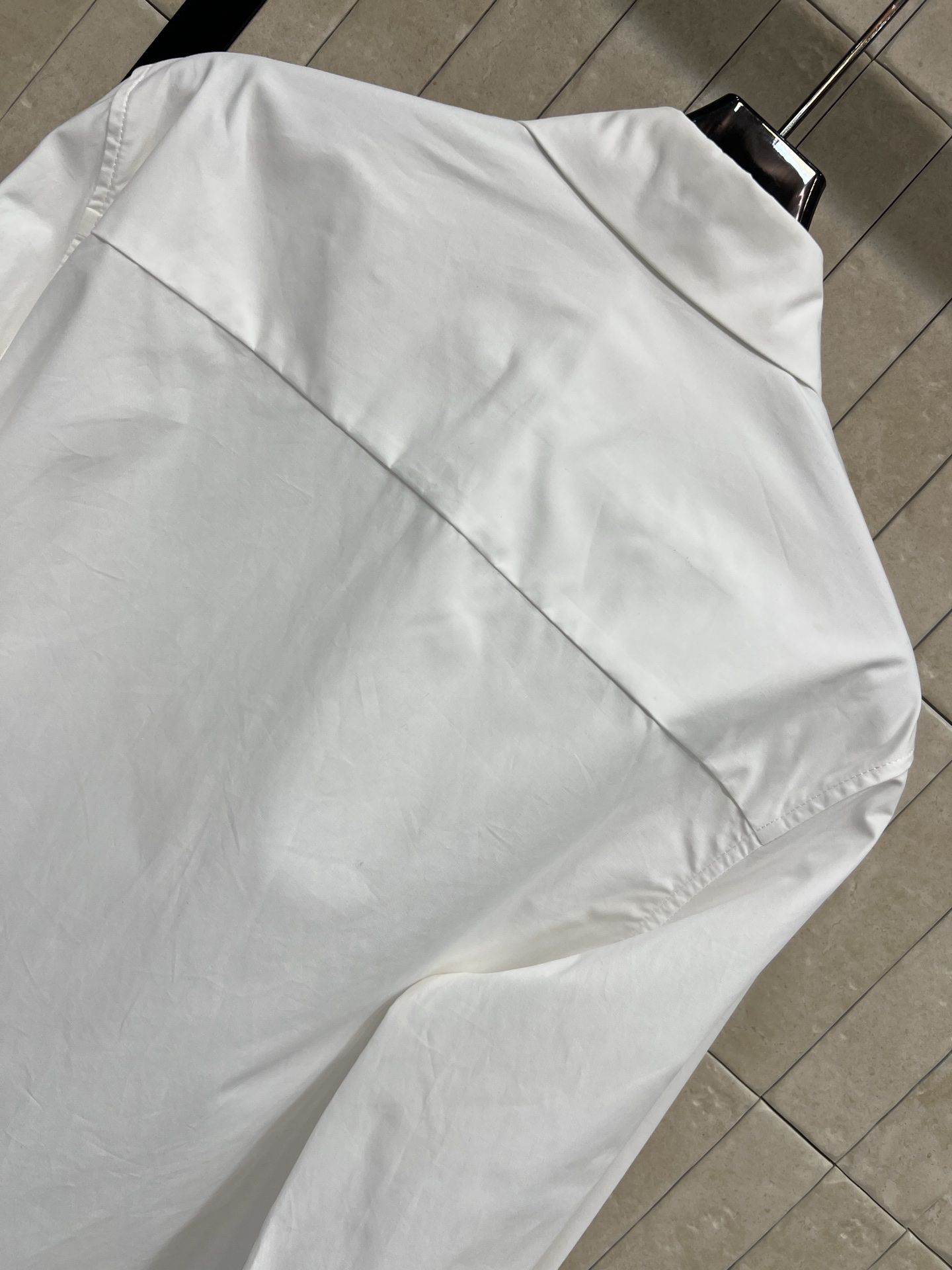 小香家 26春夏新款 logo刺绣白衬衫 采用纯棉面料 柔软亲肤 春秋季节穿着超舒适 经典翻领+双C刺绣