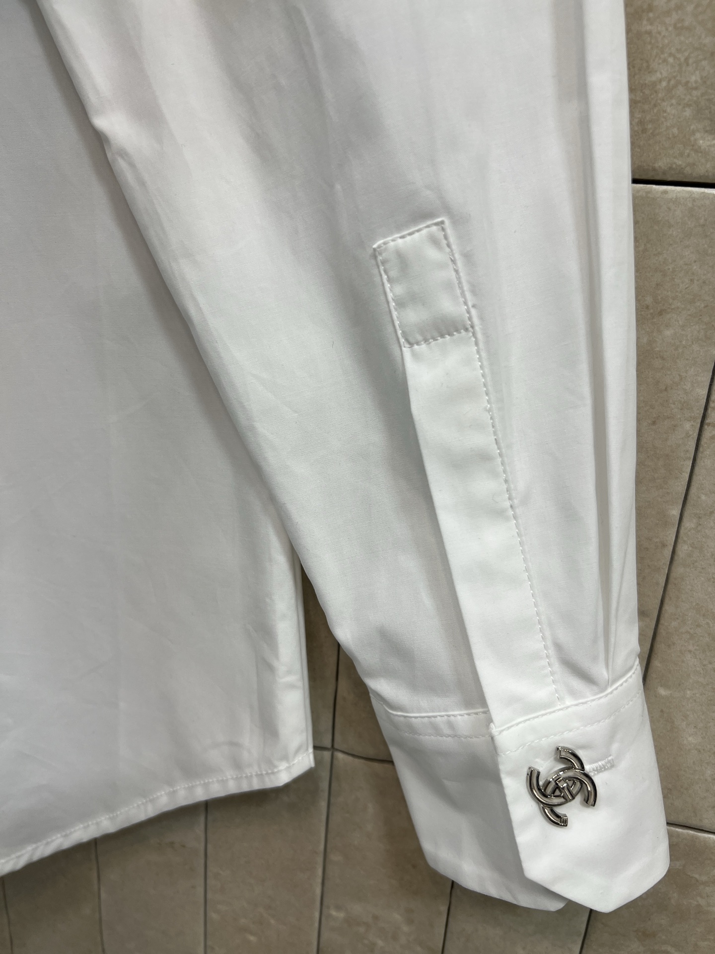 小香家 26春夏新款 logo刺绣白衬衫 采用纯棉面料 柔软亲肤 春秋季节穿着超舒适 经典翻领+双C刺绣