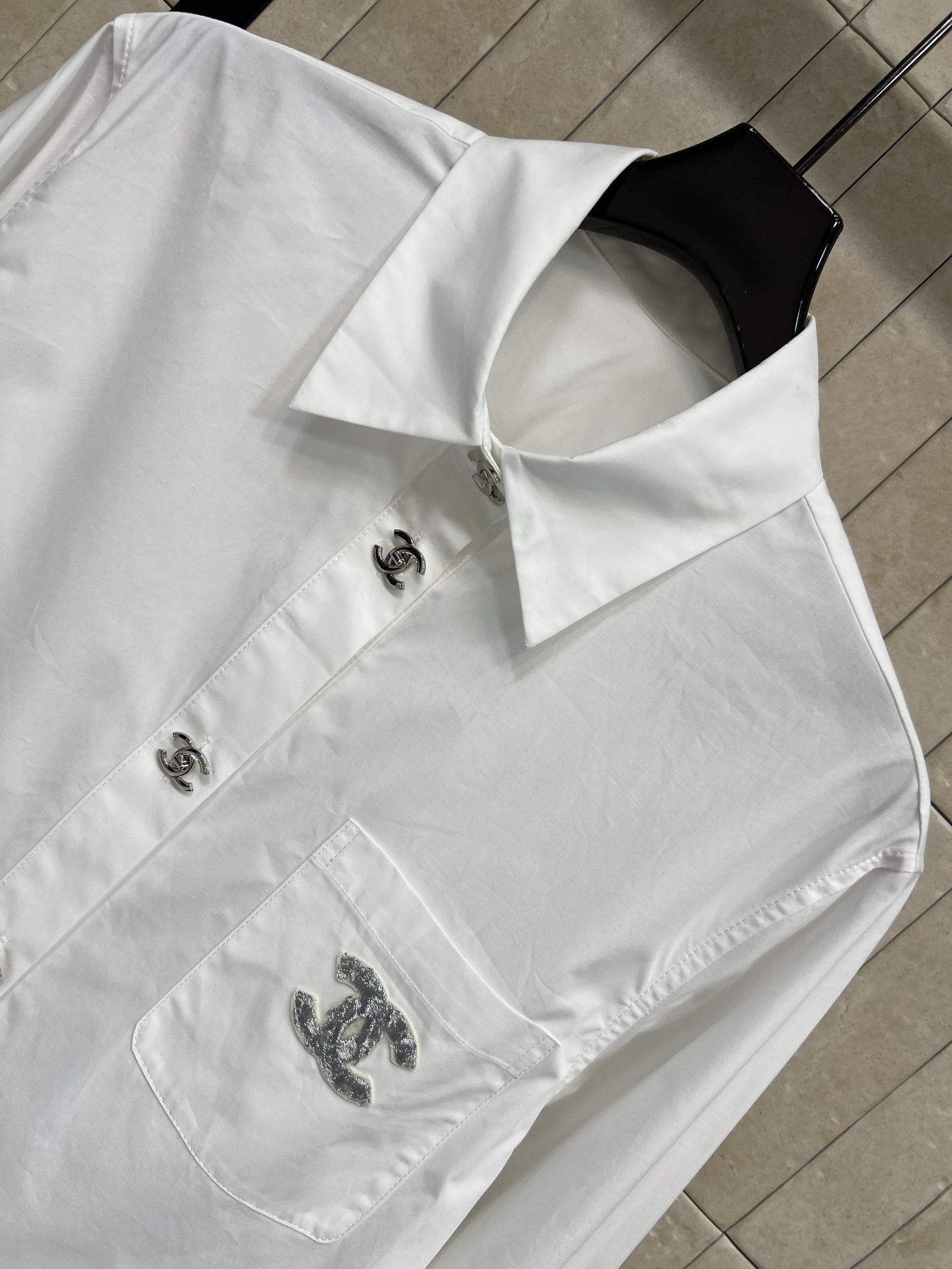 小香家 26春夏新款 logo刺绣白衬衫 采用纯棉面料 柔软亲肤 春秋季节穿着超舒适 经典翻领+双C刺绣