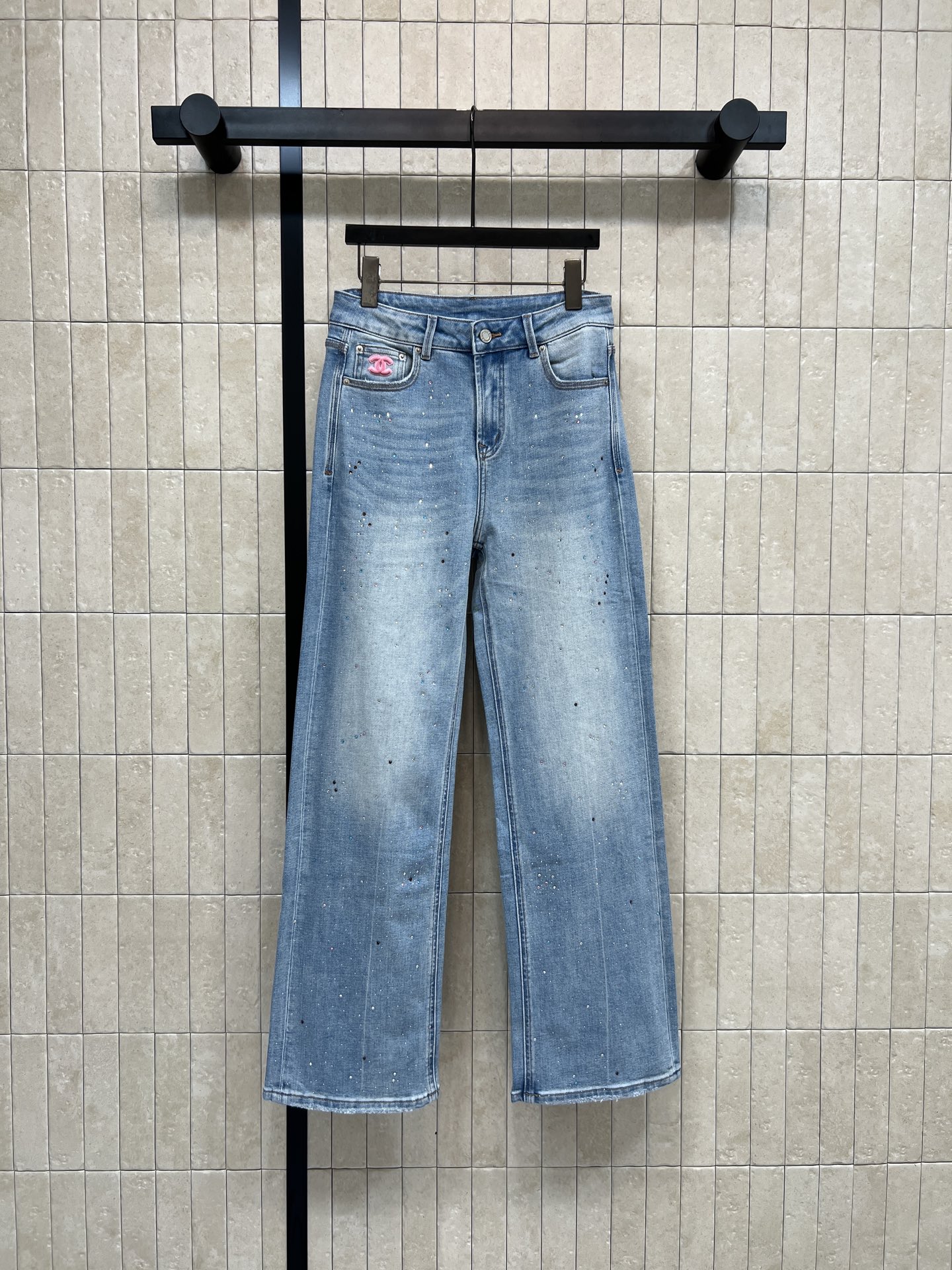 NO:752516,Xiaoxiangjia's 26 spring and summer new style wide-leg jeans with embroidered logo and hot diamonds are made of light blue washed fabric with a vintage and distressed texture!  The high-waisted wide-leg design modifies the shape of the legs and is super friendly to pear-shaped figures. The pants and back pockets have exquisite embroidery and are decorated with colored hot diamonds. The details are perfect and full of design!  Super comfortable to wear in spring and summer ~ can be easily used for daily commuting and leisure. It goes well with T-shirts, shirts or sweaters. It has a casual and fashionable feel. One color and five codes 29-27-28-29-30,,chanel,hoodie,sweatshirts,jeans,shirts,tees,t-shirt,19860909小香家 26春夏新款 刺绣logo烫钻阔腿牛仔裤 采用浅蓝水洗面料复古做旧质感超赞！高腰阔腿设计 修饰腿型 对梨形身材超友好 裤身和后口袋有精致刺绣 彩色烫钻装饰 细节满分 设计感十足！春夏穿超舒服~日常通勤、休闲都能轻松驾驭 搭配T恤、衬衫或卫衣都很出彩 随性时髦感拿捏住啦 一色五码 29-27-28-29-30,,chanel,hoodie,sweatshirts,jeans,shirts,tees，t-shirt,,Women's clothing