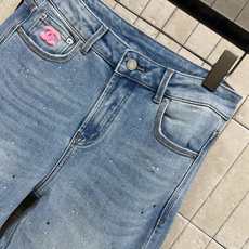 小香家 26春夏新款 刺绣logo烫钻阔腿牛仔裤 采用浅蓝水洗面料复古做旧质感超赞!高腰阔腿设计 修饰腿 小香家 26春夏新款 刺绣logo烫钻阔腿牛仔裤 采用浅蓝水洗面料复古做旧质感超赞!高腰阔腿设计 修饰腿