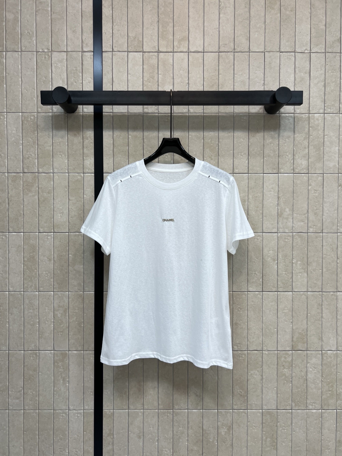 NO:752514,26 new spring and summer beaded white short-sleeved T-shirt made of pure cotton, breathable and comfortable, perfect for summer!  The beading design on the shoulders is super detailed. The small letter embroidery on the chest is simple and personalized. The round neck is loose and fits a variety of body shapes. It can be easily managed in daily casual or light luxury style. It is versatile with jeans and casual pants. Simple and fashionable trend is a must-have!  One color, three sizes Size/S-M-L,,jeans,T-shirt,tees,t-shirt,1986090926春夏新款 钉珠白色短袖T恤 纯棉材质 透气又舒适 夏天穿超合适！肩部钉珠设计超有细节感胸前小字母刺绣简约又有个性汁圆领宽松版型 包容多种身材 日常休闲或轻奢风都能轻松驾驭 搭配牛仔裤、休闲裤都很百搭 简约时尚潮流必入！一色三码 Size/S-M-L,,jeans,T-shirt,tees，t-shirt,,Women's clothing