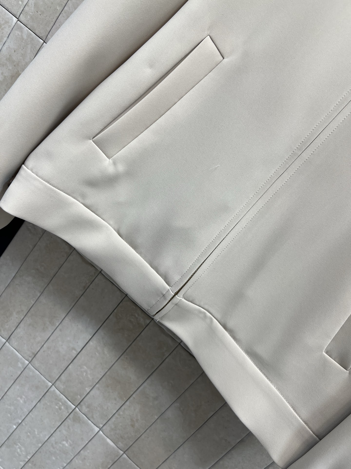 G家 26春夏新款 皮革翻领夹克 深棕皮革翻领 复古又时髦！金属拉链+袖口纽扣 细节满分胸前Logo低调