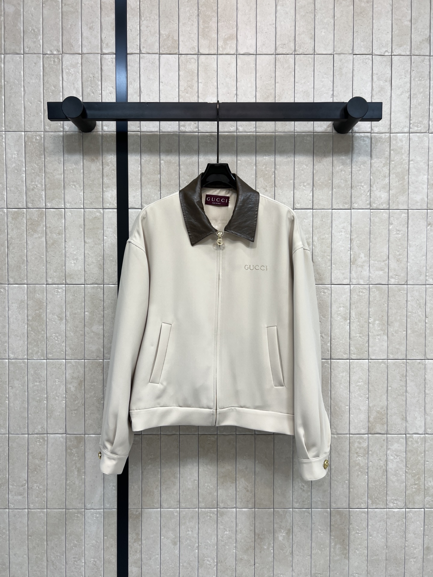 NO:752508,G Home 26 spring and summer new style leather lapel jacket, dark brown leather lapel, retro and fashionable!  Metal zippers + cuff buttons. Full details. The logo on the chest is low-key and recognizable. The loose fit is super slim. Layer a turtleneck sweater or shirt in autumn and winter. Easily get an American retro atmosphere. Versatile for commuting and going out. Comfortable and stylish. Three sizes in one color. Size/S-M-L,,gucci,jackets & coats,sweaters,shirts,19860909G家 26春夏新款 皮革翻领夹克 深棕皮革翻领 复古又时髦！金属拉链+袖口纽扣 细节满分胸前Logo低调有辨识度 宽松版型超显瘦 秋冬叠穿高领毛衣或衬衫 轻松get美式复古氛围感 通勤、出街都很百搭 舒适又有型 一色三码 Size/S-M-L,,gucci,jackets & coats,sweaters,shirts,,Women's clothing