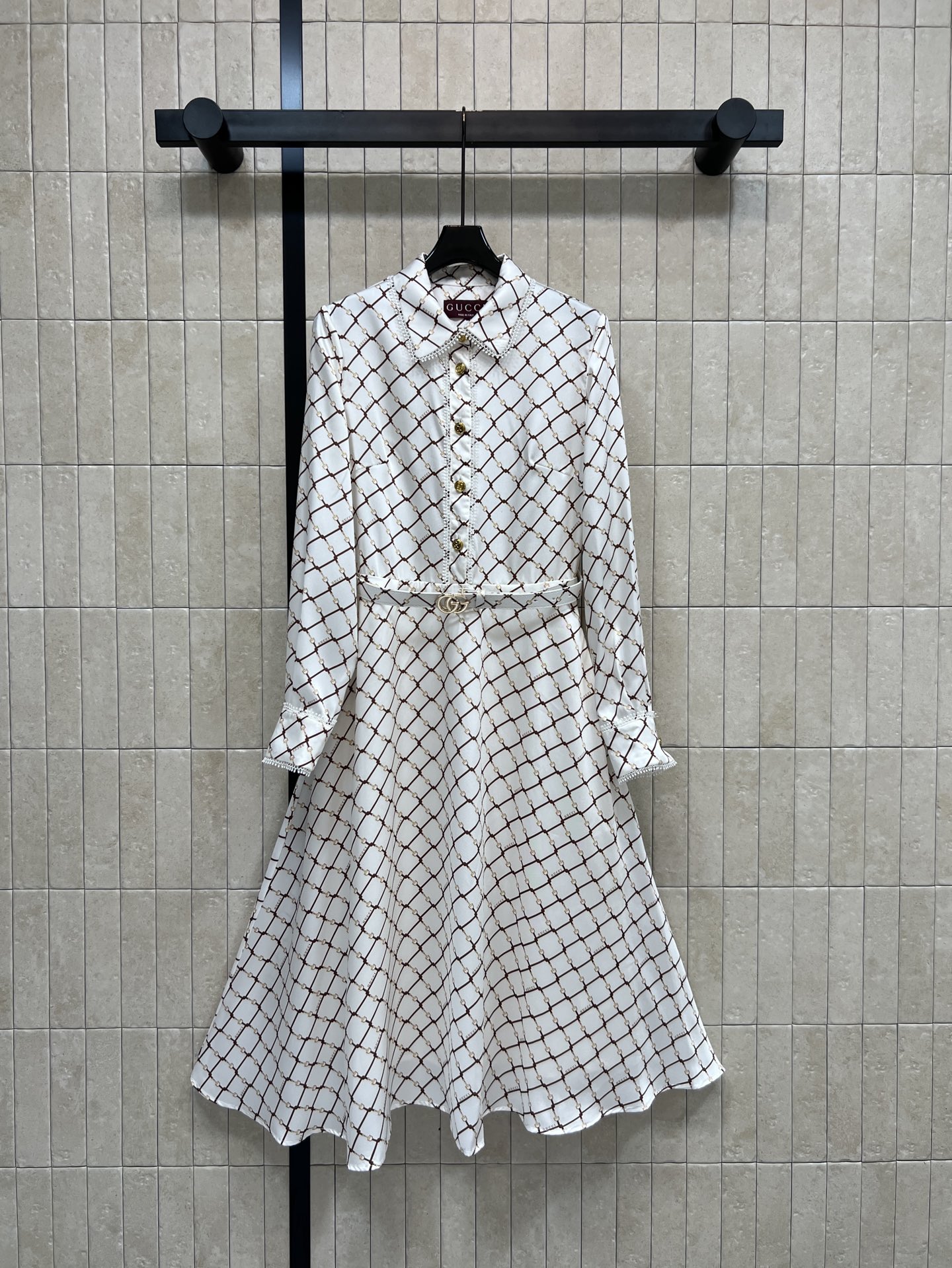 NO:752532,G's new spring and summer 26 chain print petticoat dress is simple and recognizable. The fabric is smooth and delicate, draped and breathable. It is comfortable to wear. Waist + A-line skirt modifies the figure and shows elegance. Invisible zipper on the side. Easy to put on and take off. Perfect details. Can be easily controlled in daily commuting and light formal occasions. Paired with a belt to show a sense of hierarchy. A must-have for intellectual and elegant girls!  One color, three sizes Size/S-M-L,,gucci,skirts,19860909G家 26春夏新款 链条印花衬式连衣裙 简约又有辨识度 面料光滑细腻 垂顺透气 穿着舒适 收腰+A字裙摆 修饰身形 展现优雅气质汁 侧边隐形拉链 穿脱方便 细节满分 日常通勤、轻正式场合都能轻松驾驭 搭配腰带更显层次感 知性优雅女生必入！一色三码 Size/S-M-L,,gucci,skirts,,Women's clothing