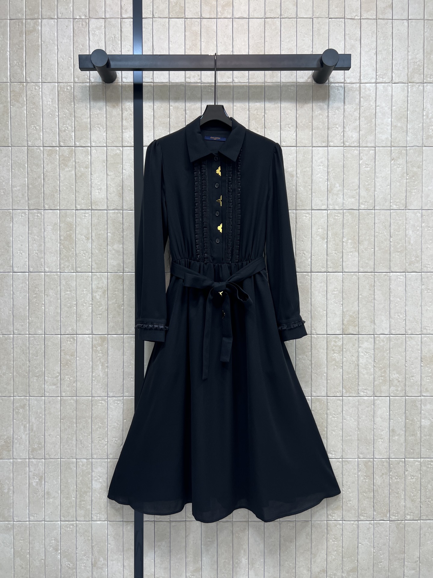 NO:752526,L's 26 spring and summer new style black lapel dress, simple and elegant, lotus lace placket design + metal decoration, light fabric + waist tie design, modified body shape and super slimming!  The chest pleats and metal button details give it a retro feel. The skirt is just the right length and can be easily used for commuting and gatherings. It makes your temperament look full! Available in three sizes in one color. Size/S-M-L,, Louis Vuitton, skirts,19860909L家 26春夏新款 黑色翻领连衣裙 简约优雅 荷叶花边门襟设计+金属装饰 轻薄面料+腰部系带设计 修饰身形超显瘦！胸前褶皱和金属纽扣细节 复古感满满 裙摆长度刚好 通勤、聚会都能轻松驾驭 气质直接拉满! 一色三码 Size/S-M-L,,louis vuitton,skirts,,Women's clothing