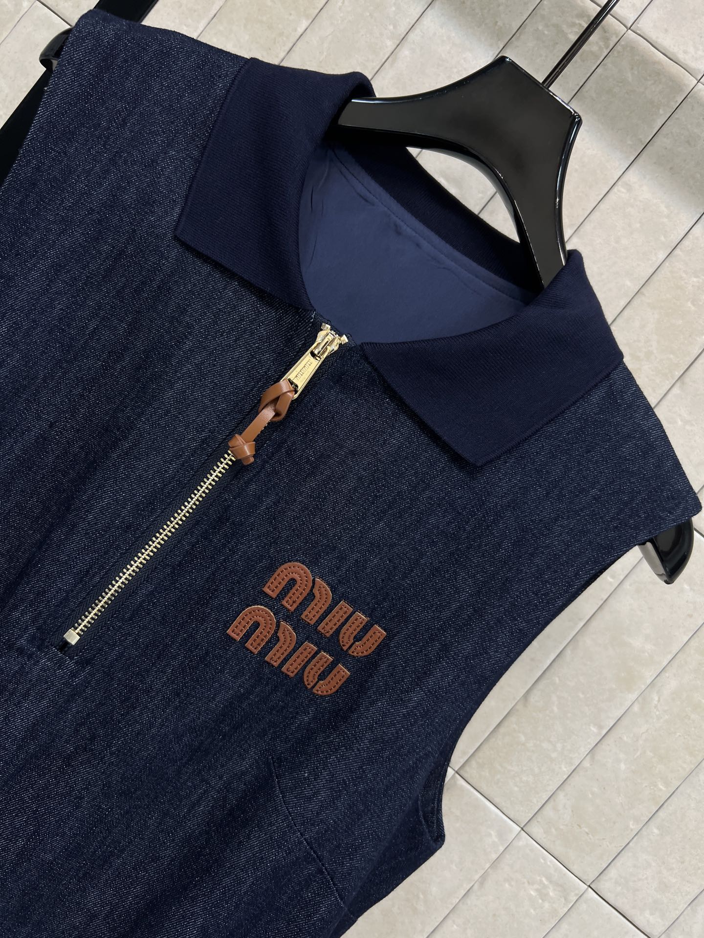 MIU家 26春夏新款 牛仔无袖连衣裙 深蓝色牛仔面料+半拉链翻领设计 简约又有细节感 胸前品牌刺绣超有