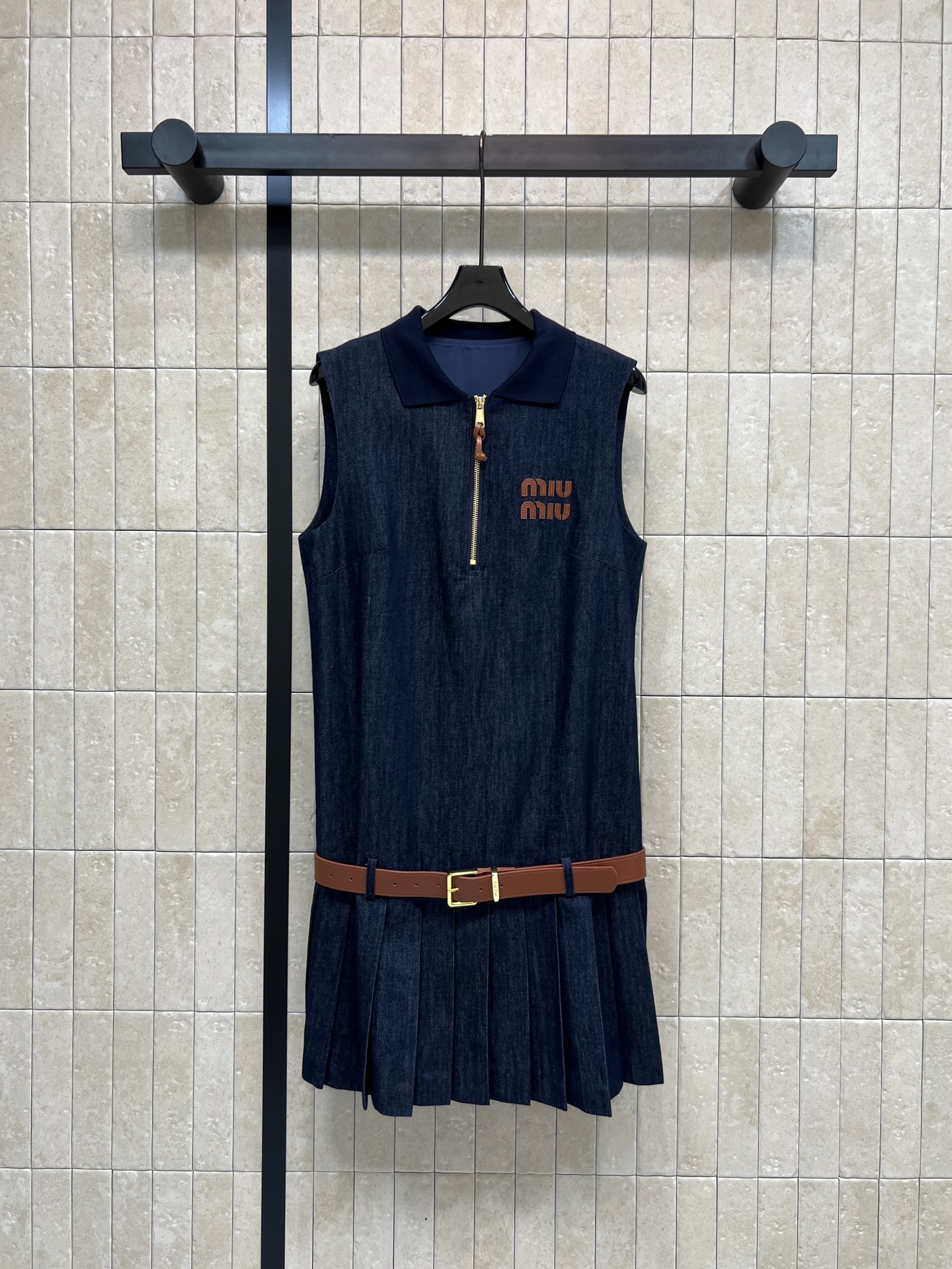 NO:752520,MIU's new spring and summer 26 denim sleeveless dress. Dark blue denim fabric + half-zip lapel design. Simple and detailed. The brand embroidery on the chest is very recognizable. The pleated skirt adds layering and movement. The brown leather belt around the waist modifies the waistline. It is casual with a touch of formality. It can be easily used in daily or light formal occasions. Fashionable and practical!  One color and three sizes Size/S-M-L,,miumiu,skirts,19860909MIU家 26春夏新款 牛仔无袖连衣裙 深蓝色牛仔面料+半拉链翻领设计 简约又有细节感 胸前品牌刺绣超有辨识度 百褶裙摆增添层次和动感 腰间棕色皮腰带 修饰腰线 休闲中带点正式感 日常或轻正式场 合都能轻松驾驭 时髦又实用！一色三码 Size/S-M-L,,miumiu,skirts,,Women's clothing