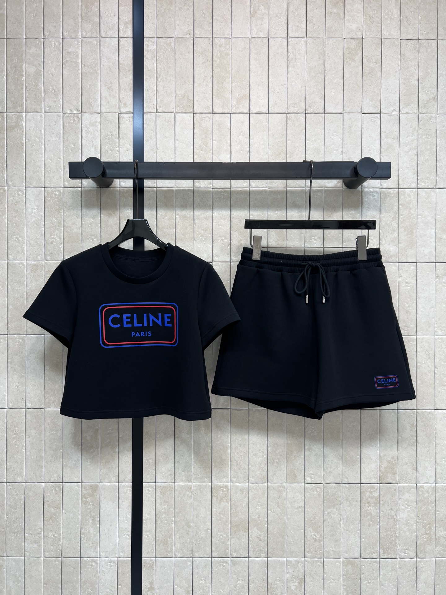 NO:752507,CE Home 26 new spring and summer style letter printed casual suit, short sleeves + shorts, pure cotton material is super soft, super comfortable to wear in summer!  The body is printed with a blue logo + a red border pattern. It is simple and recognizable. The shorts are of the same color. There is a small logo in the lower left corner. Full details. The loose fit is full of casual feeling. It can be easily used for daily outings, vacations and commuting. A pair of upper body pairs well with sneakers or sandals. It is comfortable and fashionable!  Two colors and three sizes Size/S-M-L,,sandals,sneakers,shorts,T-shirt,19860909CE家 26春夏新款 字母印花休闲套装 短款短袖+短裤 纯棉材质超柔软 夏天穿超舒服！衣身配蓝色logo+红色边框图案印花 简约又有辨识度计 短裤同色系 左下角有小logo 细节满分 宽松版型,休闲感十足 日常出街、度假、通勤都能轻松驾驭 一套上身搭配运动鞋或凉鞋都很OK 舒适又时髦！两色三码 Size/S-M-L,,sandals,sneakers,shorts,T-shirt,,Women's clothing