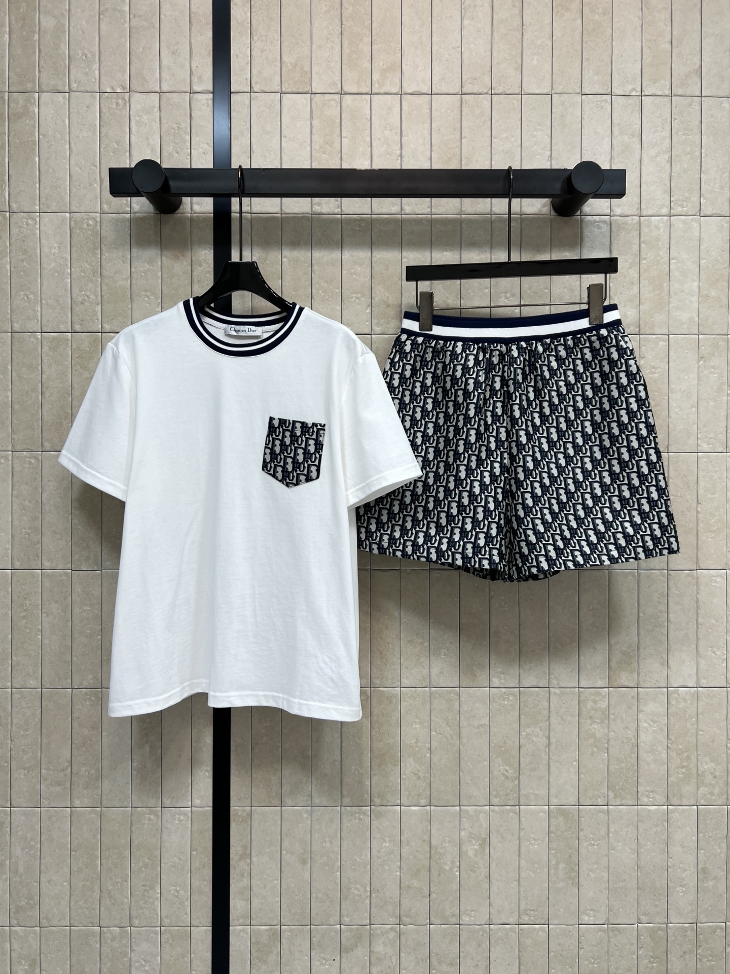 NO:752531,D Home 26 new spring and summer style short-sleeved suit with pocket decoration, short sleeves + shorts, white cotton T-shirt with black striped round neck, embroidered pockets on the chest are very recognizable, shorts are black and white jacquard, elastic waist design, comfortable and fashionable, perfect for summer!  The overall style is simple and versatile. It can be easily used for daily leisure or vacation. Just throw on sandals and sneakers and it will look very stylish ~ one color and three sizes. Size/S-M-L, dior, sandals, sneakers, shorts, T-shirt, tees, t-shirt,19860909D家 26春夏新款 口袋装饰短袖套装 短袖+短裤 白色纯棉T恤配黑色条纹圆领 胸前提花口袋超有辨识度 短裤是黑白提花 松紧腰设计 舒适又时髦 夏天穿超合适！整体简约百搭 日常休闲或度假都能轻松驾驭 随手搭个凉鞋、运动鞋就很有范儿~一色三码 Size/S-M-L,,dior,sandals,sneakers,shorts,T-shirt,tees，t-shirt,,Women's clothing