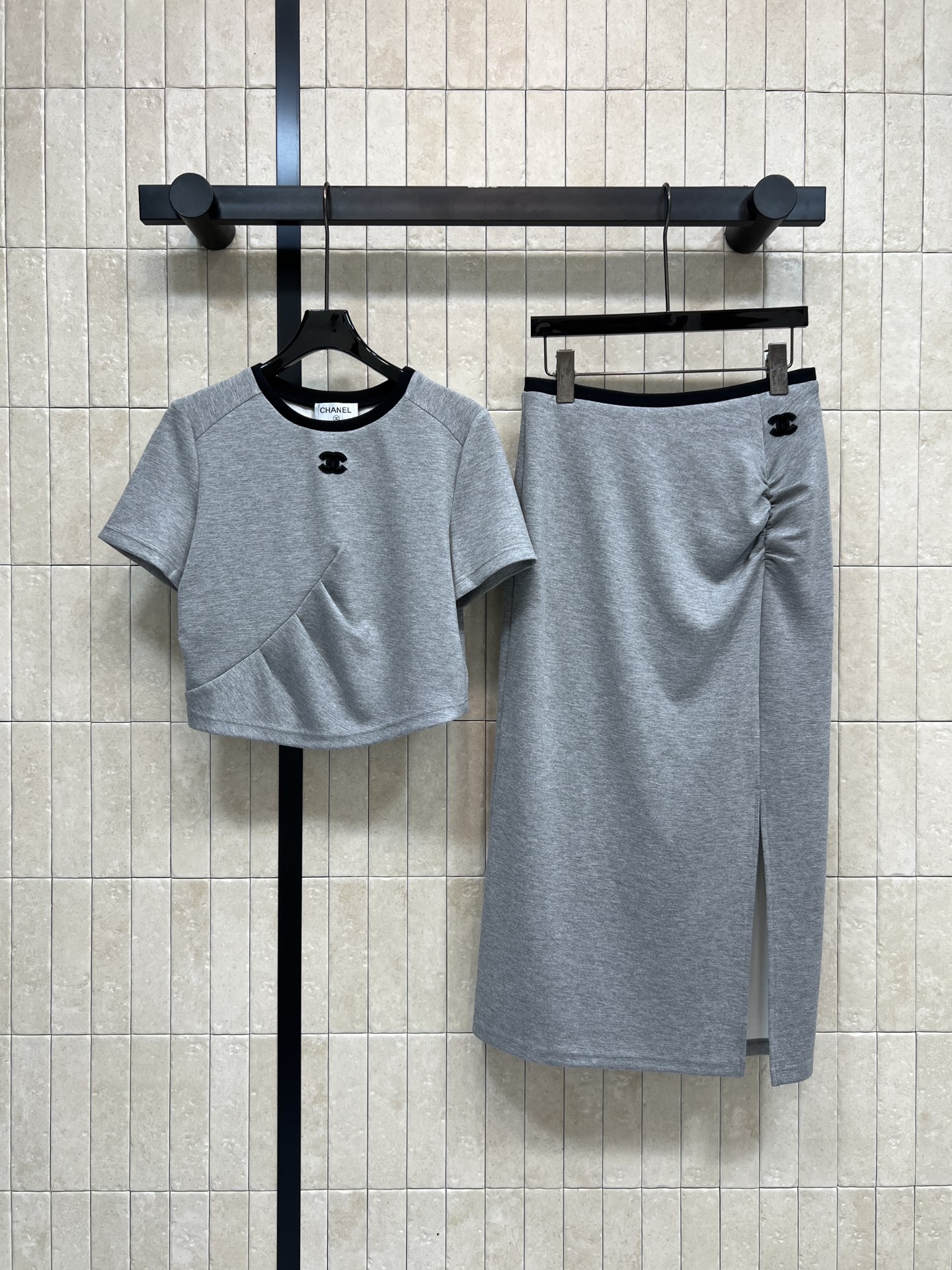 NO:752525,Xiaoxiangjia 26 spring and summer new style gray short-sleeved slit skirt suit Gray short-sleeved + slit skirt suit Simple design with super texture!  The hem of the top is cut in waves, and the black collar is decorated with contrasting colors. Full details. The skirt has slits and shirring. It modifies the leg shape and is flexible. The fabric is soft and comfortable. It can be easily used for daily commuting and leisure. It is suitable for a variety of body types. It looks great with high heels or sneakers. It is easy to switch styles!  Three sizes in one color Size/S-M-L,,chanel,high heels,sneakers,skirts,T-shirt,19860909小香家 26春夏新款 灰色短袖开衩半裙套装 灰色短袖+开衩半裙套装 简约设计超有质感！上衣下摆波浪剪裁 黑色领口撞色点缀 细节满分 半裙开衩+抽褶 修饰腿型又灵动 面料柔软舒适 日常通勤、休闲都能轻松驾驭 适合多种身材 搭配高跟鞋或运动鞋都很出彩 轻松切换风格！一色三码 Size/S-M-L,,chanel,high heels,sneakers,skirts,T-shirt,,Women's clothing