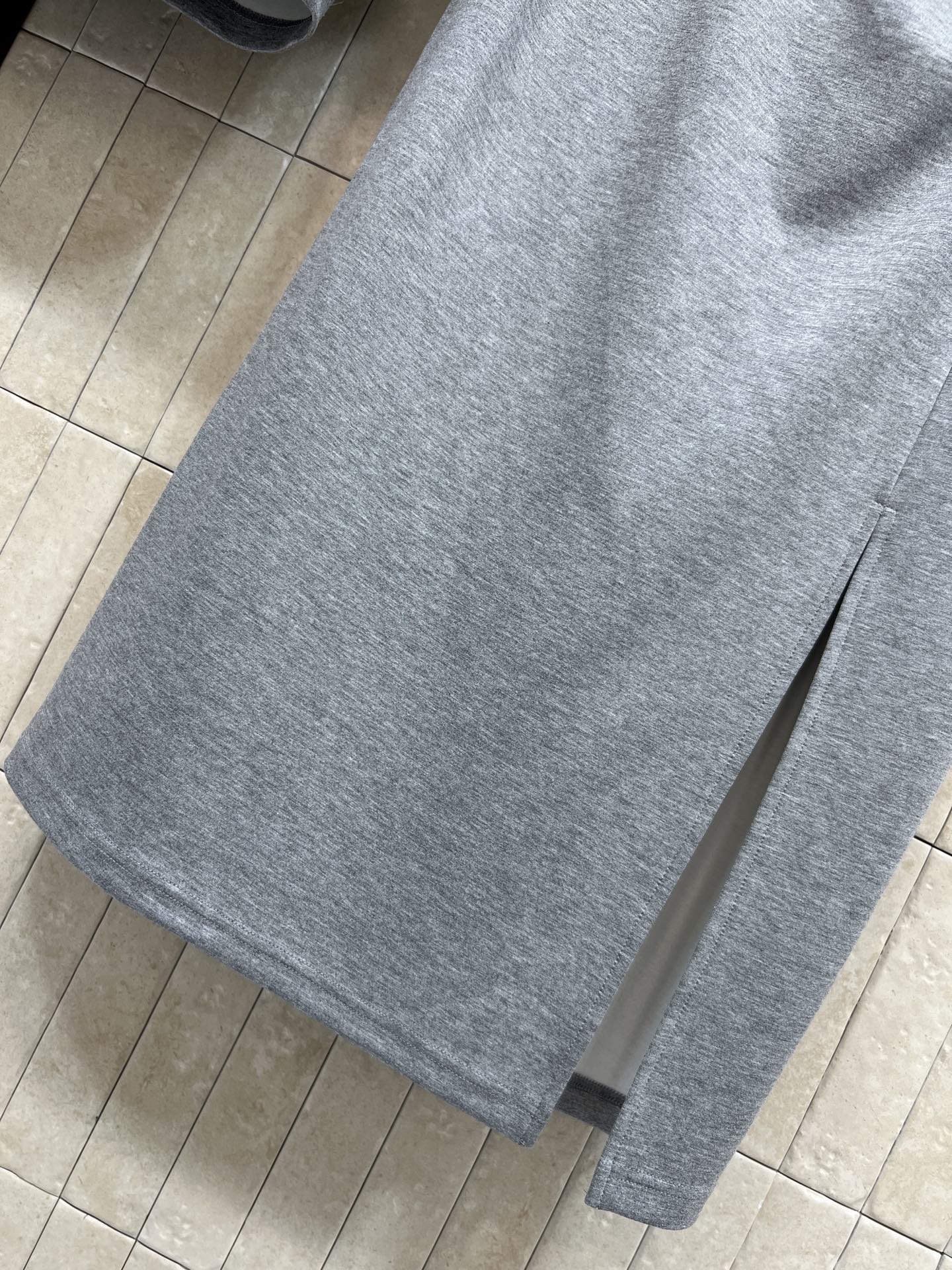 小香家 26春夏新款 灰色短袖开衩半裙套装 灰色短袖+开衩半裙套装 简约设计超有质感！上衣下摆波浪剪裁 