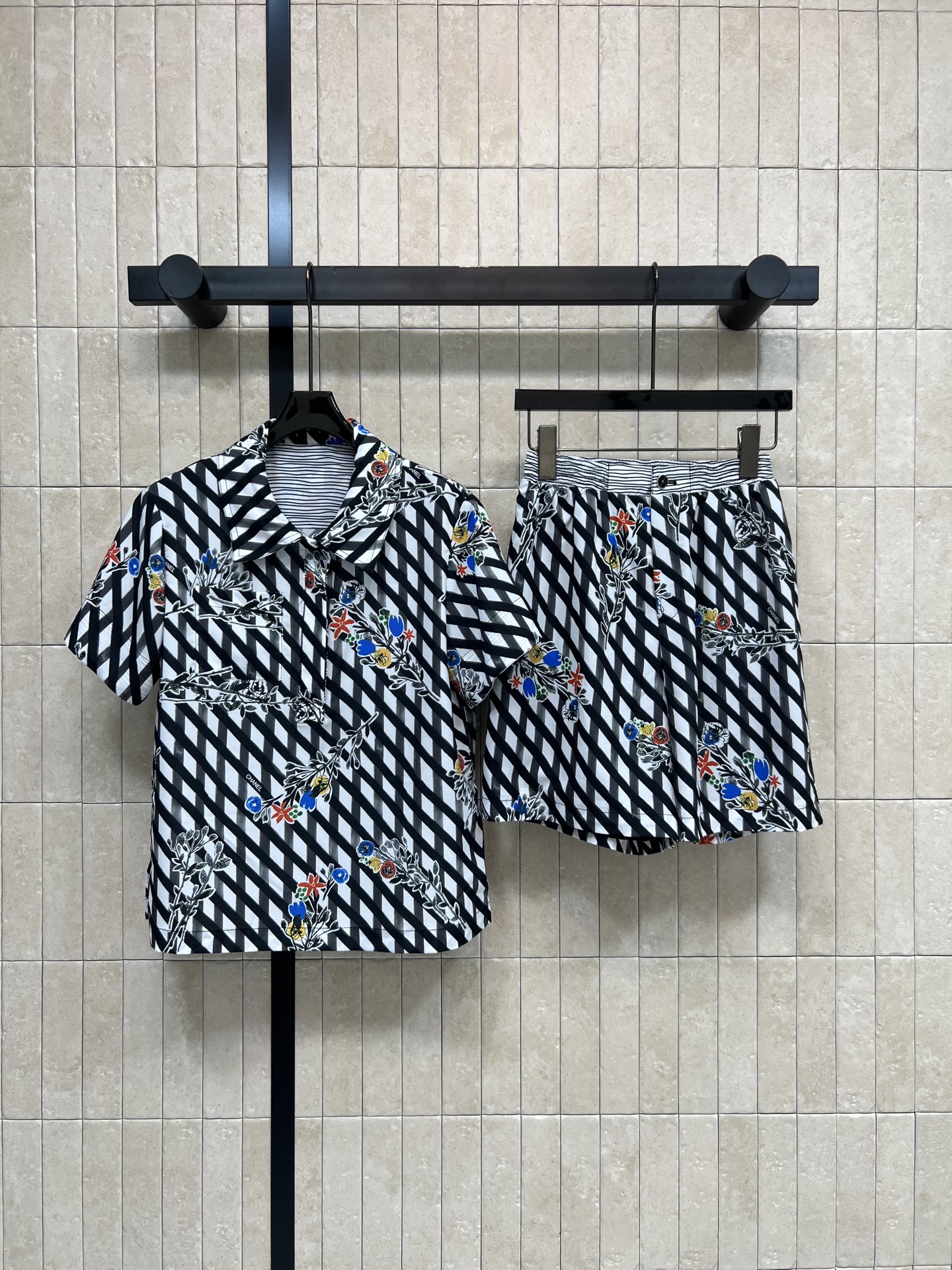 NO:752522,Tops, shorts, Xiaoxiangjia 26 new spring and summer style, black and white plaid floral print suit, POLO collar short-sleeved shirt + high-waisted shorts, light and breathable, super comfortable to wear in summer!  Black and white diagonal stripes + colorful flowers, retro and fashionable, shirt POLO collar design, shorts elastic waist, easy to put on and take off, suitable for daily leisure or vacation~ match with sandals and straw hat, full of freshness, and also very photogenic. One color and three sizes. Size/S-M-L,,chanel,sandals,shorts,shirts,T-shirt,hats,19860909上衣 短裤小香家 26春夏新款 黑白格纹花卉印花套装 POLO领短袖衬衫+高腰短裤 轻薄透气 夏天穿超舒服！黑白斜条纹+彩色花卉 复古又时髦 衬衫POLO领设计 短裤松紧腰 穿脱方便 日常休闲或度假都很适合~搭配凉鞋、草帽 清新感满满 拍照也很出片一色三码 Size/S-M-L,,chanel,sandals,shorts,shirts,T-shirt,hats,,Women's clothing