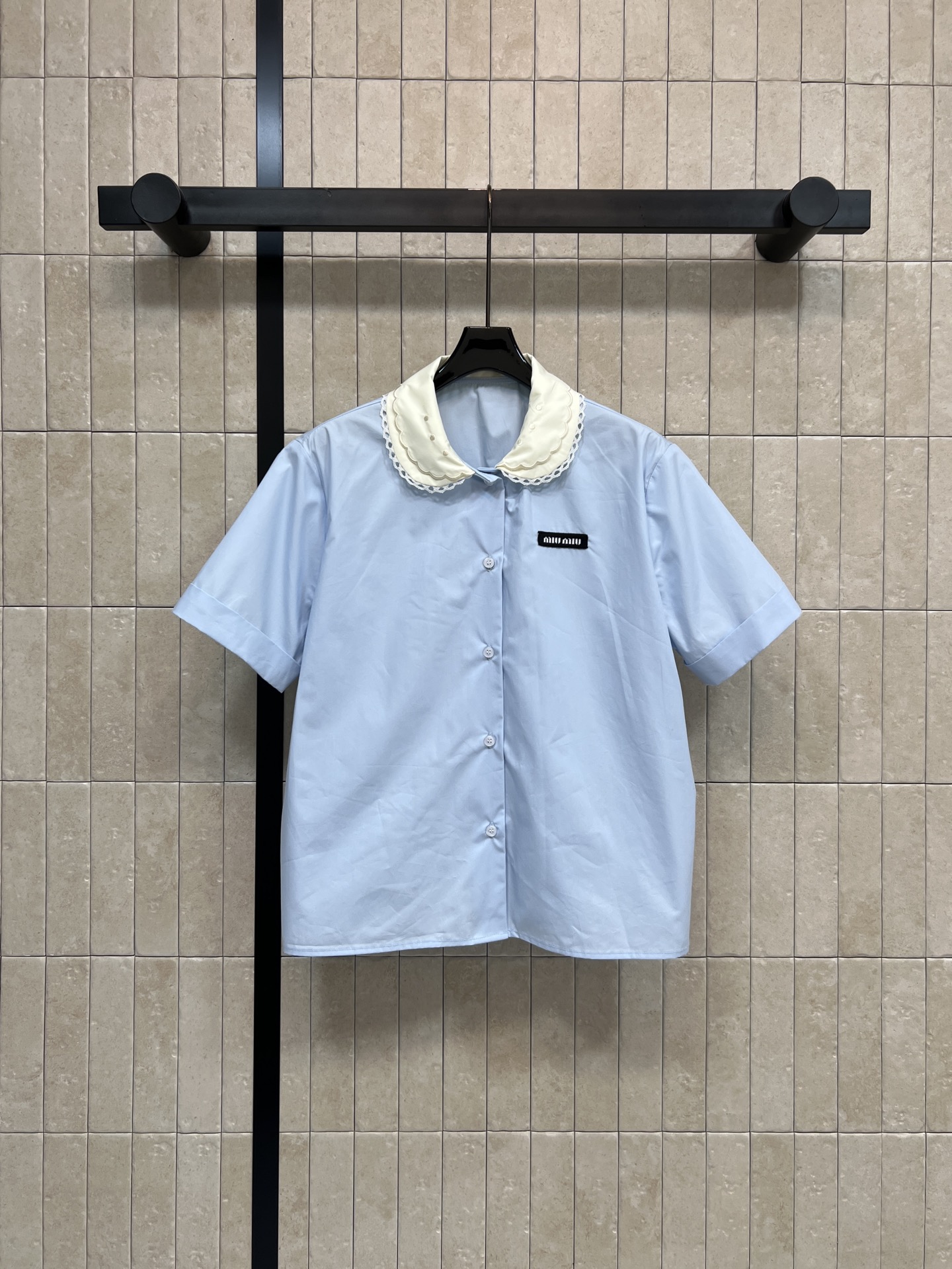 NO:752519,MIU's 26 spring and summer new style, blue short-sleeved shirt with doll collar, iconic white doll collar + lace, perfect score for sweet college style!  The fabric is light and breathable, super comfortable to wear in spring and summer, brand embroidery on the chest, exquisite details, looks great when worn alone or layered, can be easily used for commuting, dating, and campus, age-reducing and versatile, one color, three sizes, Size/S-M-L,,miumiu,shirts,T-shirt,19860909MIU家 26春夏新款 娃娃领蓝色短袖衬衫 标志性白色娃娃领+蕾丝花边 甜美学院风满分！面料轻薄透气 春夏穿超舒服 胸前品牌刺绣 细节精致 单穿或叠搭都很出彩 通勤、约会、校园都能轻松驾驭 减龄又百搭 一色三码 Size/S-M-L,,miumiu,shirts,T-shirt,,Women's clothing