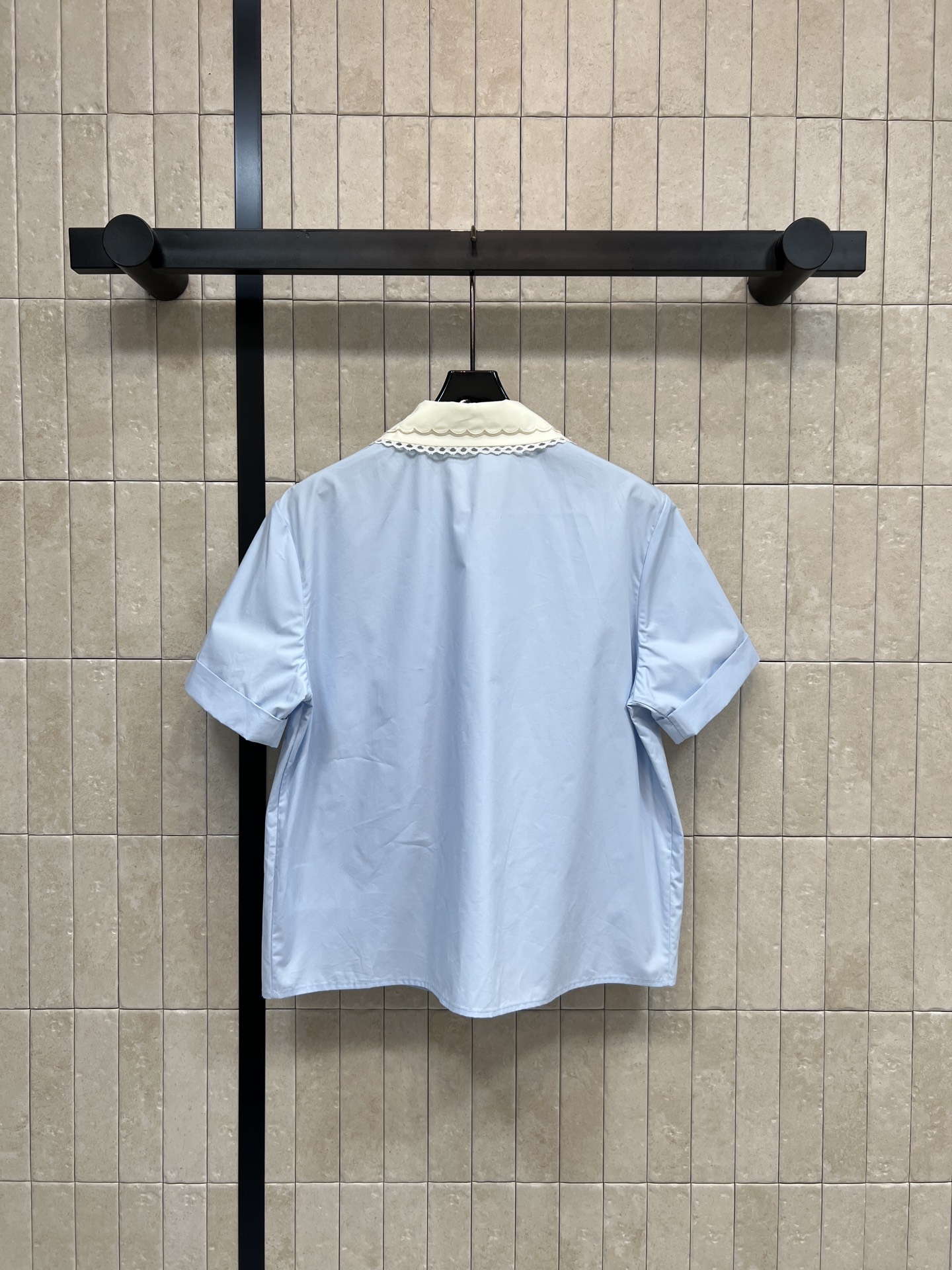 MIU家 26春夏新款 娃娃领蓝色短袖衬衫 标志性白色娃娃领+蕾丝花边 甜美学院风满分！面料轻薄透气 春