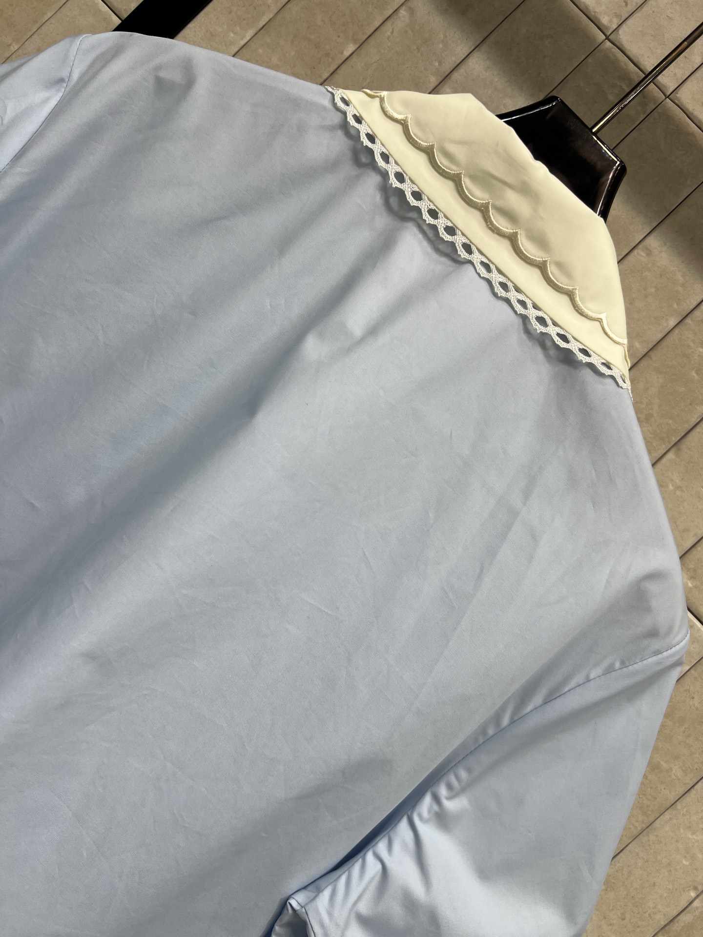 MIU家 26春夏新款 娃娃领蓝色短袖衬衫 标志性白色娃娃领+蕾丝花边 甜美学院风满分！面料轻薄透气 春