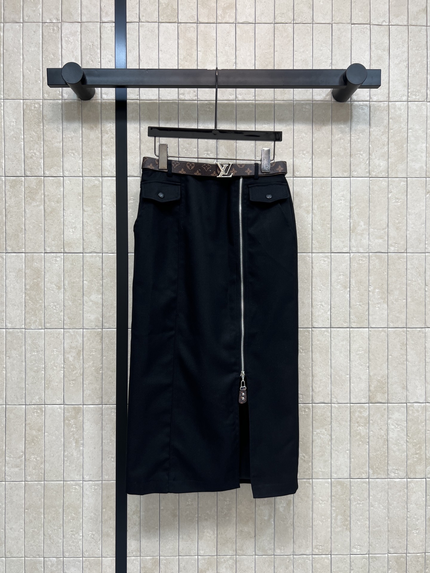 NO:752993,L's 26 new spring and summer style black high-waisted zipper skirt, high-quality fabric with perfect drape. The presbyopic leather belt at the waist is super recognizable. The metal zipper slit design is super fashionable. Symmetrical pockets on both sides are full of details. It can be easily controlled for daily commuting or formal occasions. Elegant and capable, it goes well with shirts or knits~three sizes in one color. Size/S-M-L,, louis vuitton, skirts, shirts,19860909L家 26春夏新款 黑色高腰拉链半身裙 高品质面料垂坠感满分 腰间老花皮革腰带超有辨识度 金属拉链开衩设计超时髦 两侧对称口袋 细节感拉满 日常通勤or正式场合都能轻松驾驭 优雅又干练 搭配衬衫或针织都很出彩~一色三码 Size/S-M-L,,louis vuitton,skirts,shirts,,Women's clothing