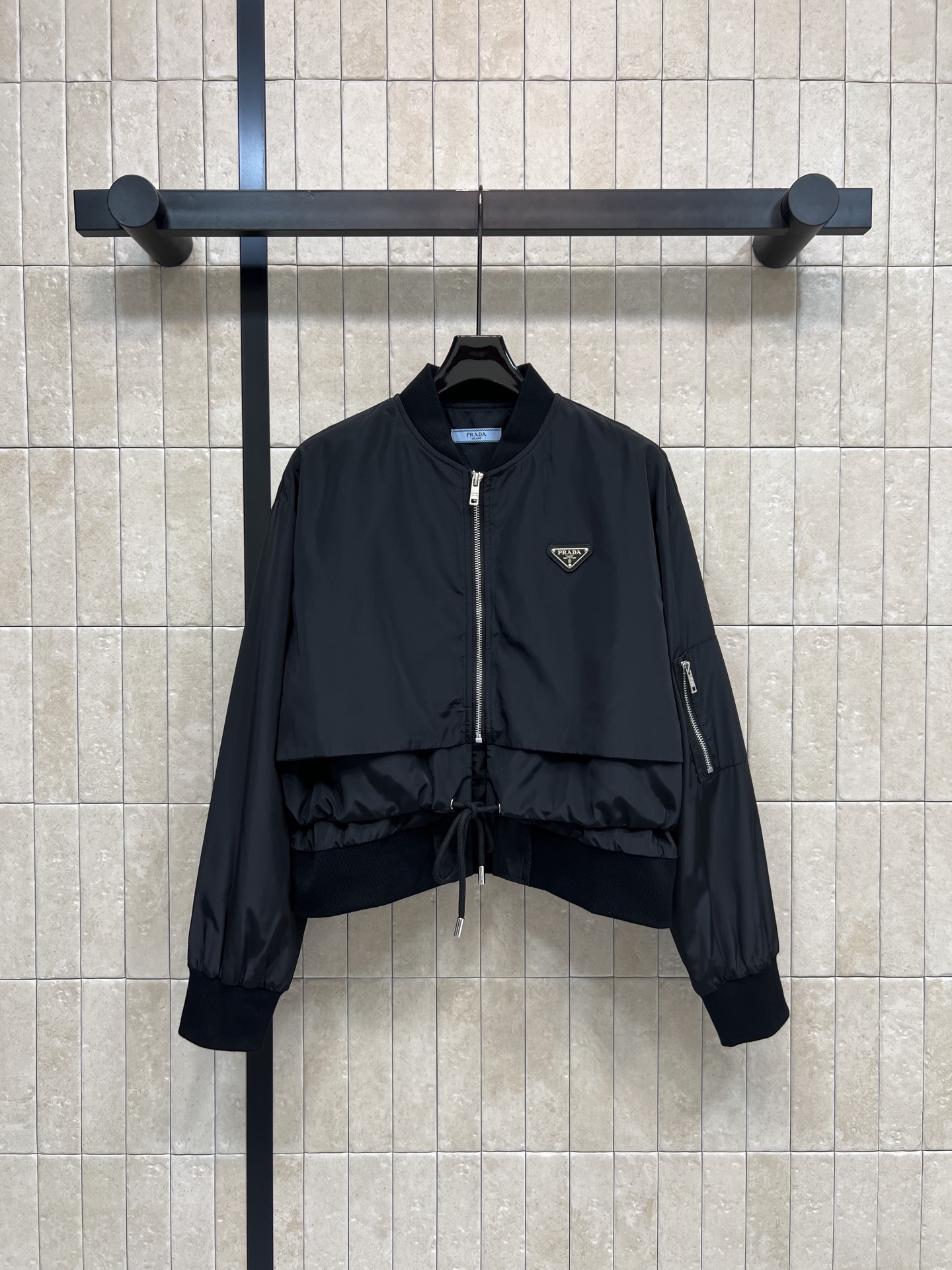 NO:753037,PD Home’s new spring and summer 26 black short flight jacket is made of light nylon fabric, ultra-thin and breathable, super comfortable to wear in spring and autumn!  Short zipper cut, double layer + drawstring waist design for easy putting on and taking off. The triangular logo on the chest is very recognizable. The sleeves are decorated with zipper pockets. The cuffs and hem are elasticated. Warm and fit. It is versatile for daily commuting and casual outings. Pair it with high-waisted pants or skirts to easily create a sweet and cool fashion style!  Four sizes in one color Size/S-M-L,,dior,skirts,jackets & coats,19860909PD家 26春夏新款 黑色短款飞行夹克 采用轻薄尼龙面料 超薄透气 春秋季节穿着超舒适！拉链短款剪裁 双层+抽绳收腰设计方便穿脱 胸前三角徽标超有辨识度袖是拉链口袋装饰 袖口和下摆松紧收口 保暖又贴合 日常通勤、休闲出街都很百搭 搭配高腰裤或半身裙 轻松打造甜酷时尚风格！一色四码 Size/S-M-L,,dior,skirts,jackets & coats,,Women's clothing